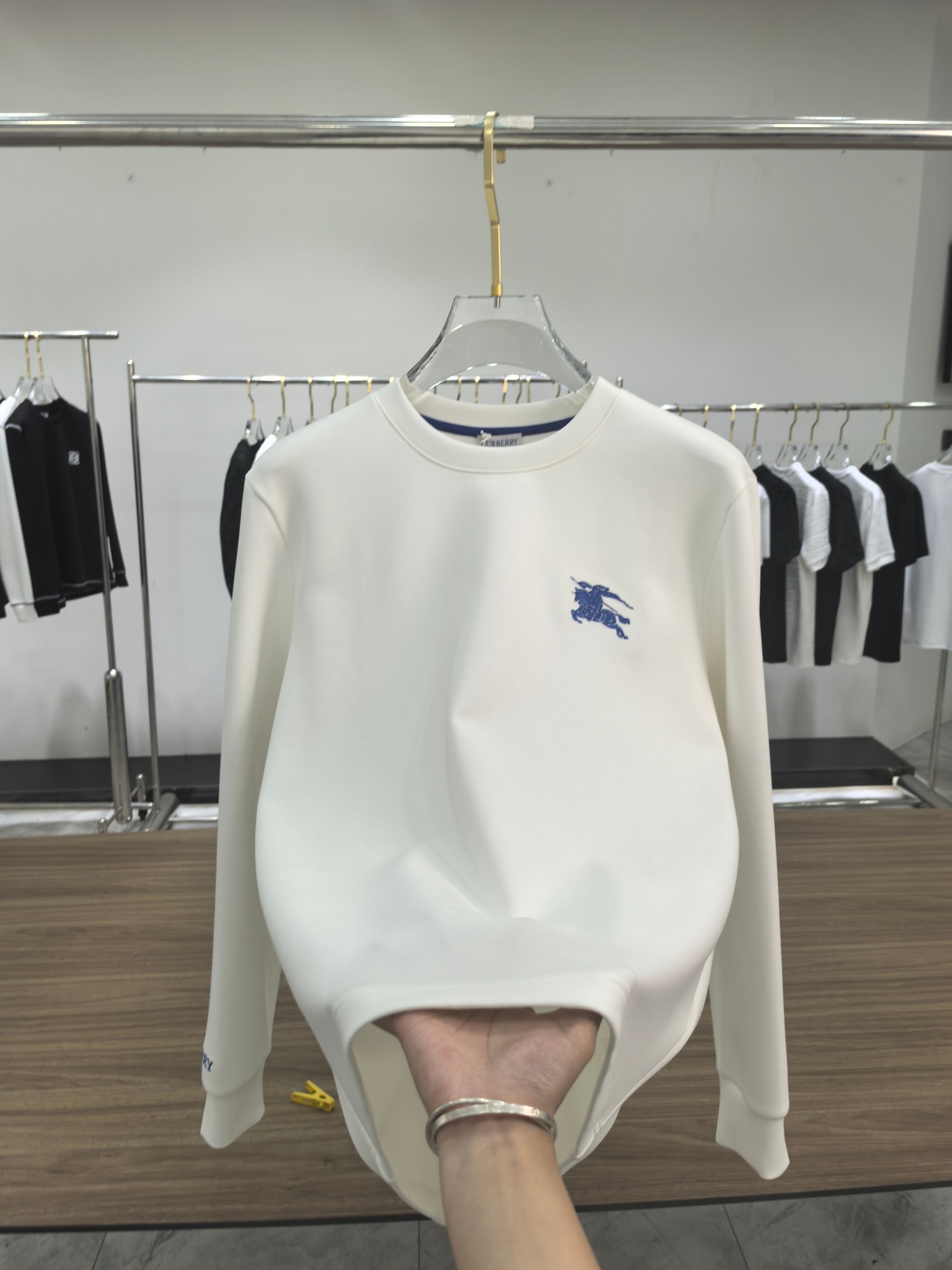 巴宝莉 2025秋冬专柜新款 时尚休闲打底衫长袖T恤，精选进口高密度双面拉架棉面料，精致原版logo打造