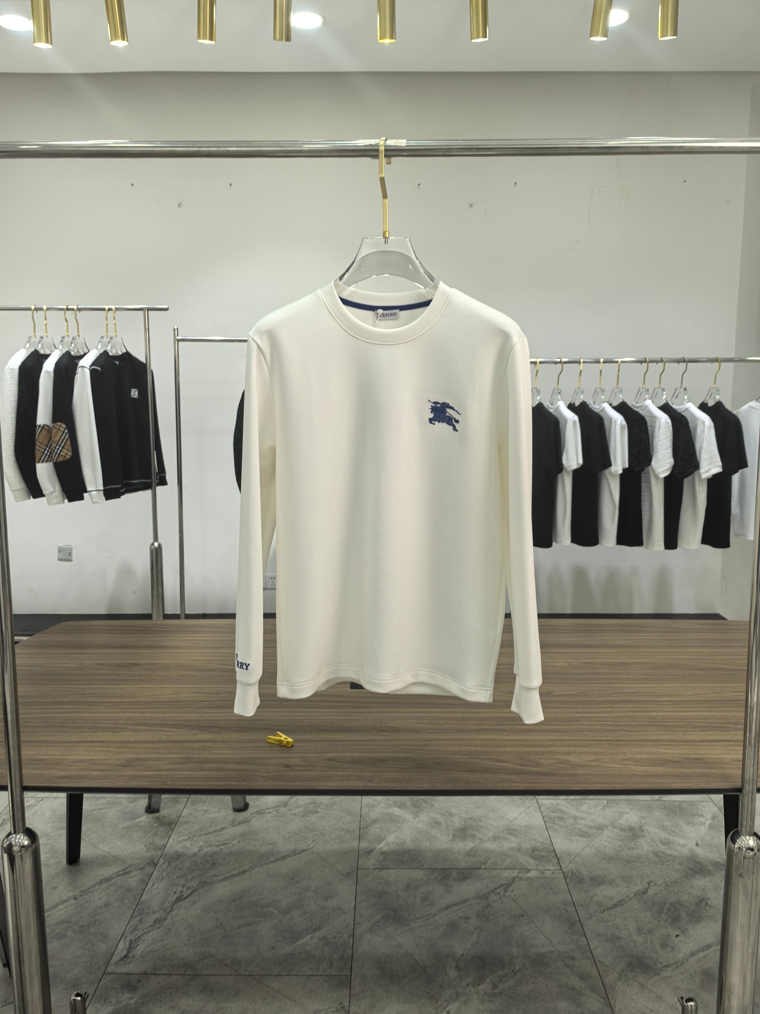 巴宝莉 2025秋冬专柜新款 时尚休闲打底衫长袖T恤，精选进口高密度双面拉架棉面料，精致原版logo打造