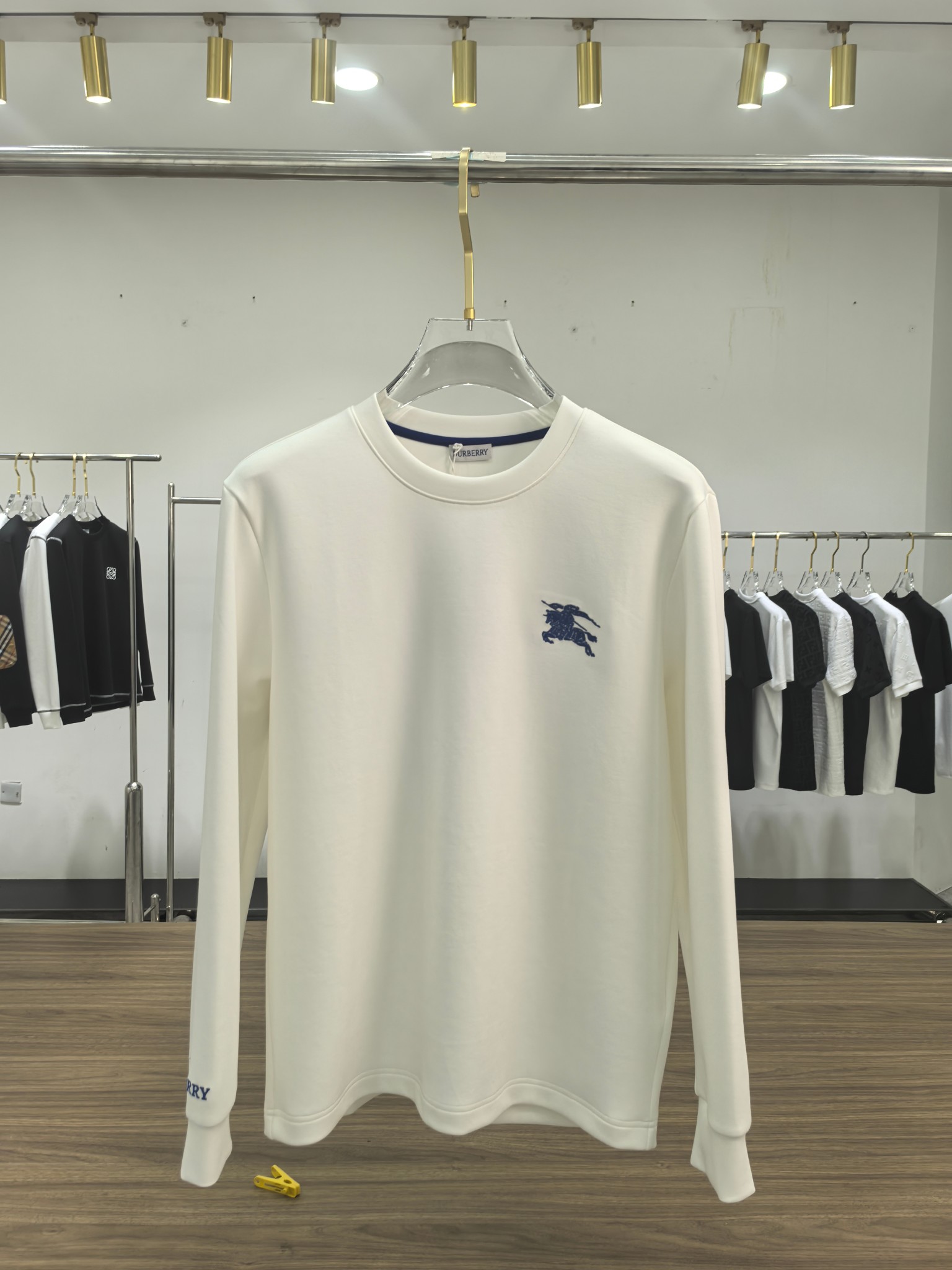 巴宝莉 2025秋冬专柜新款 时尚休闲打底衫长袖T恤，精选进口高密度双面拉架棉面料，精致原版logo打造