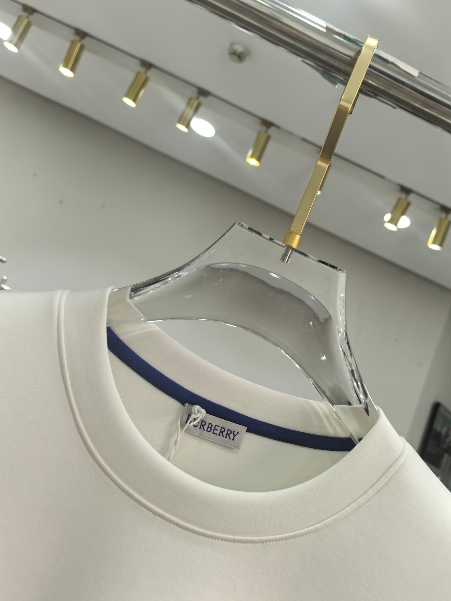 巴宝莉 2025秋冬专柜新款 时尚休闲打底衫长袖T恤，精选进口高密度双面拉架棉面料，精致原版logo打造