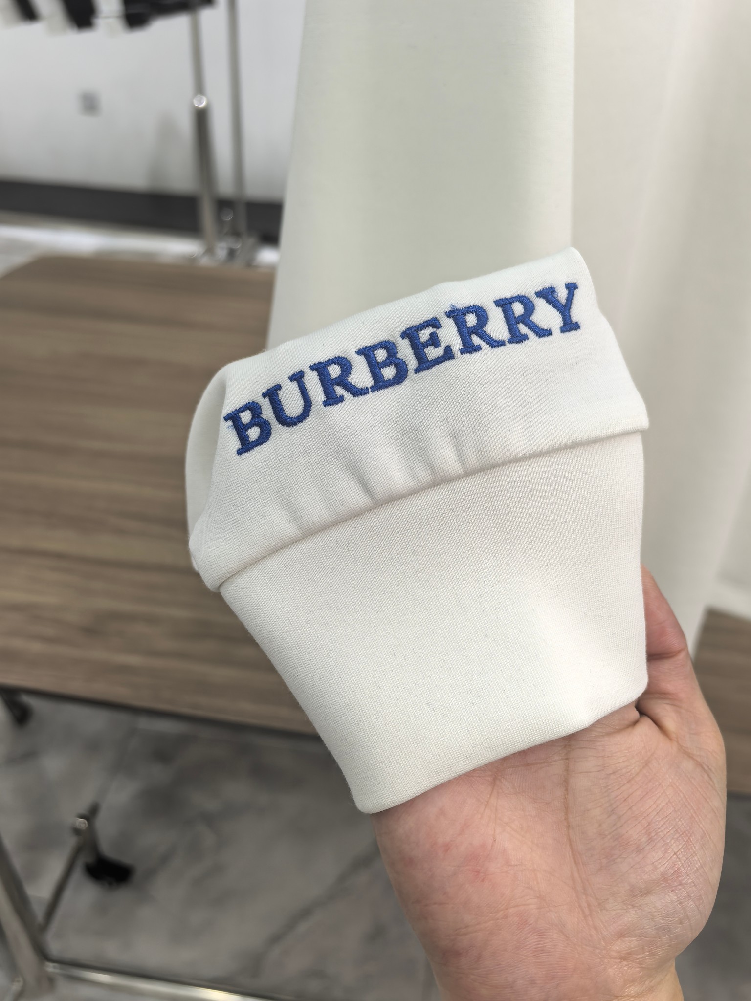 巴宝莉 2025秋冬专柜新款 时尚休闲打底衫长袖T恤，精选进口高密度双面拉架棉面料，精致原版logo打造