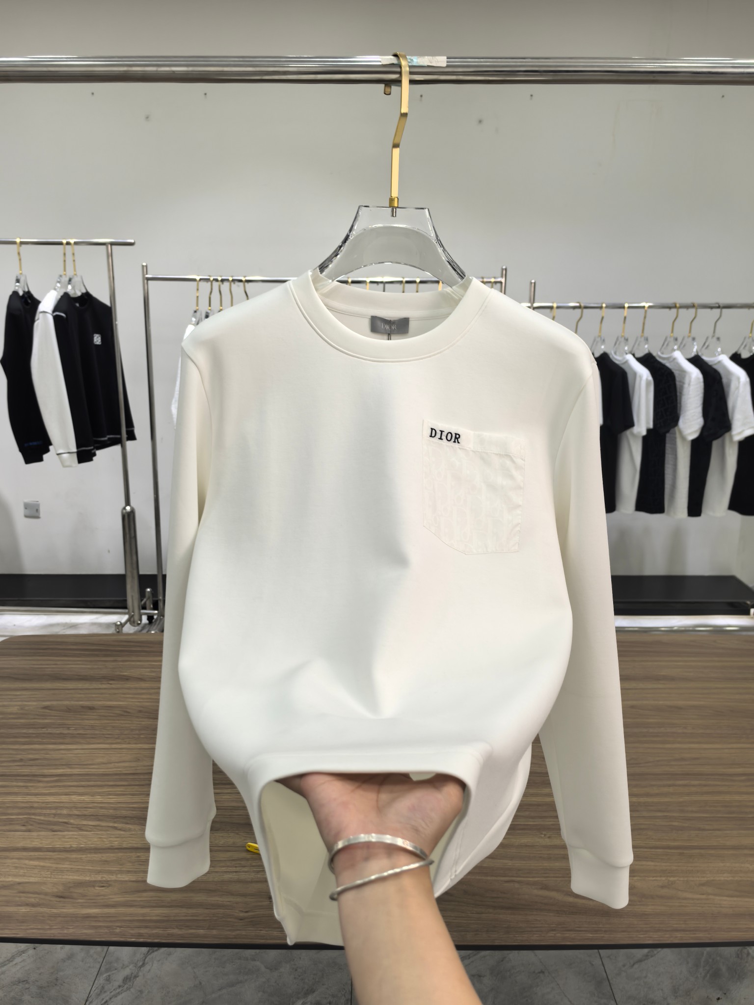 Dior 2025秋冬专柜新款 时尚休闲打底衫长袖T恤，精选进口高密度双面拉架棉面料，精致原版logo打