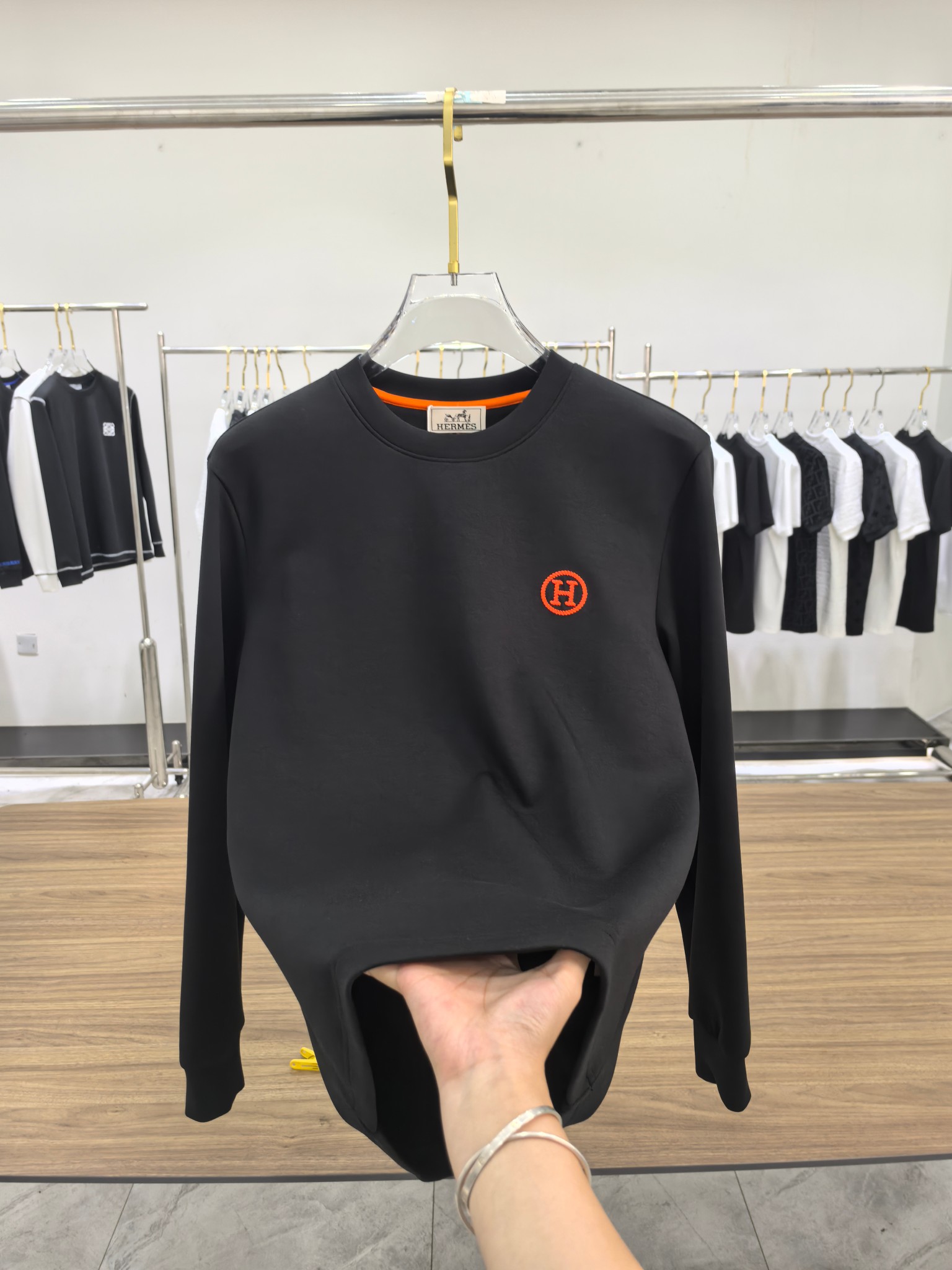 爱马仕 2025秋冬专柜新款 时尚休闲打底衫长袖T恤，精选进口高密度双面拉架棉面料，精致原版logo打造