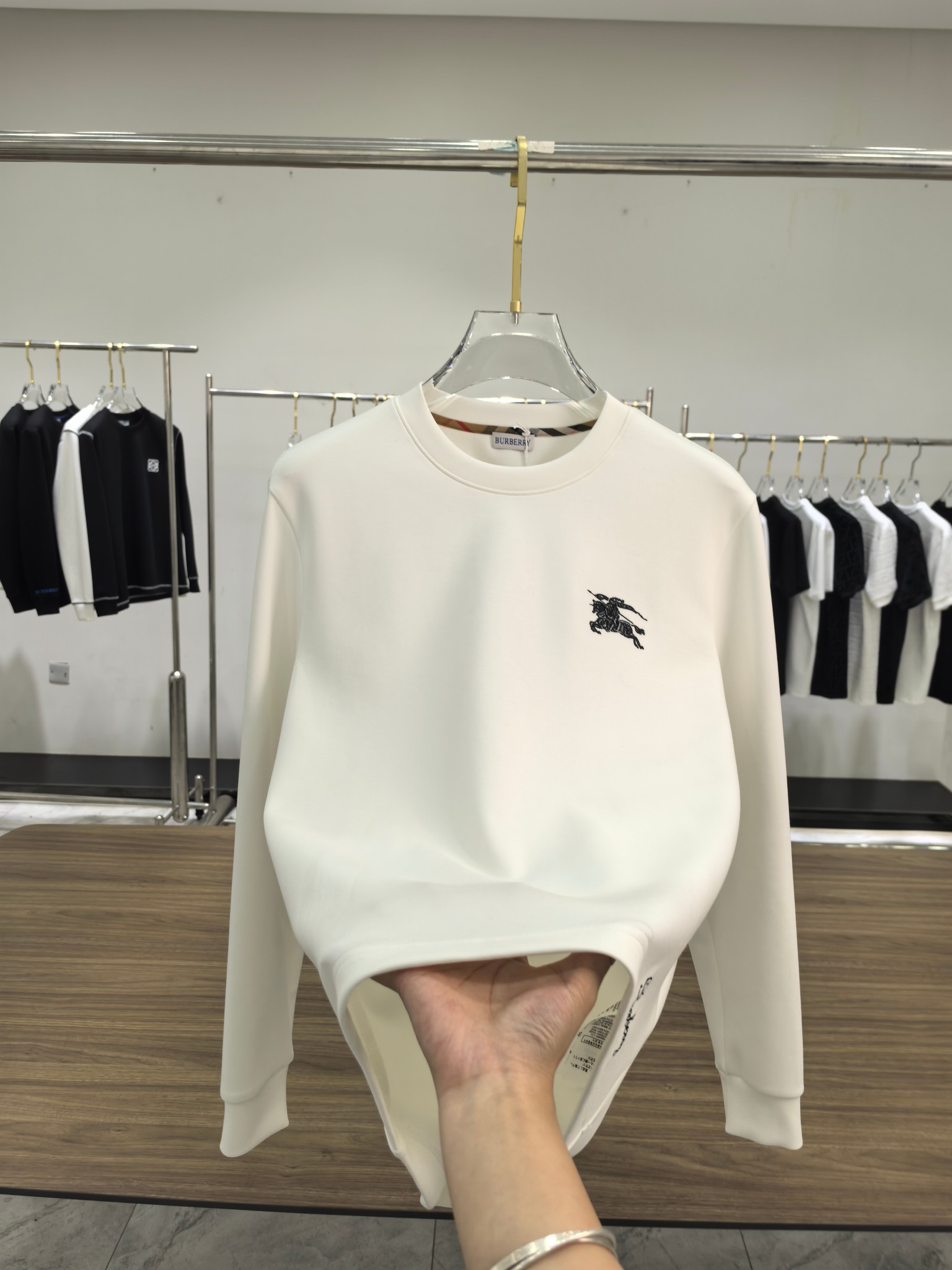 巴宝莉 2025秋冬专柜新款 时尚休闲打底衫长袖T恤，精选进口高密度双面拉架棉面料，精致原版logo打造