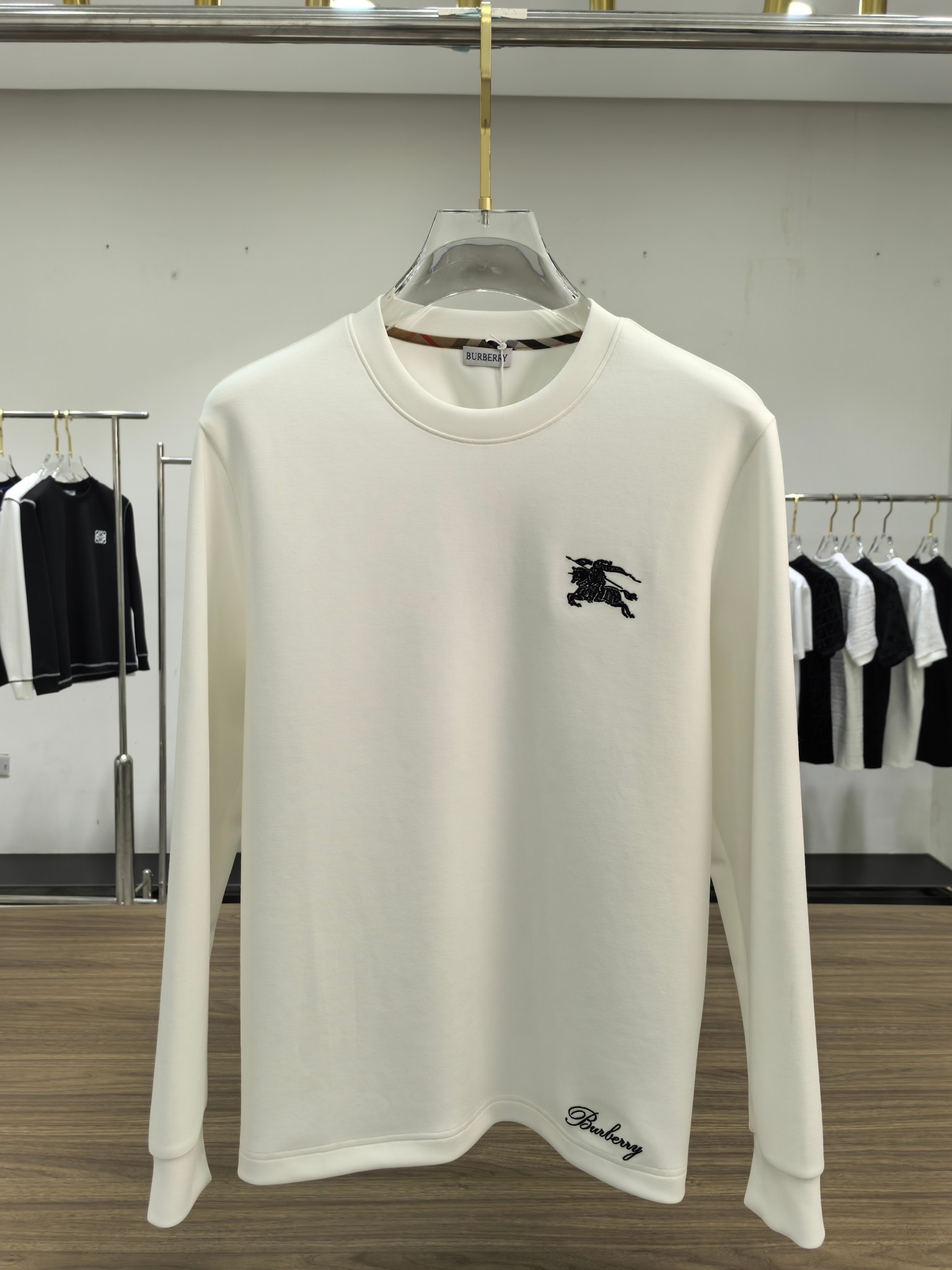 巴宝莉 2025秋冬专柜新款 时尚休闲打底衫长袖T恤，精选进口高密度双面拉架棉面料，精致原版logo打造