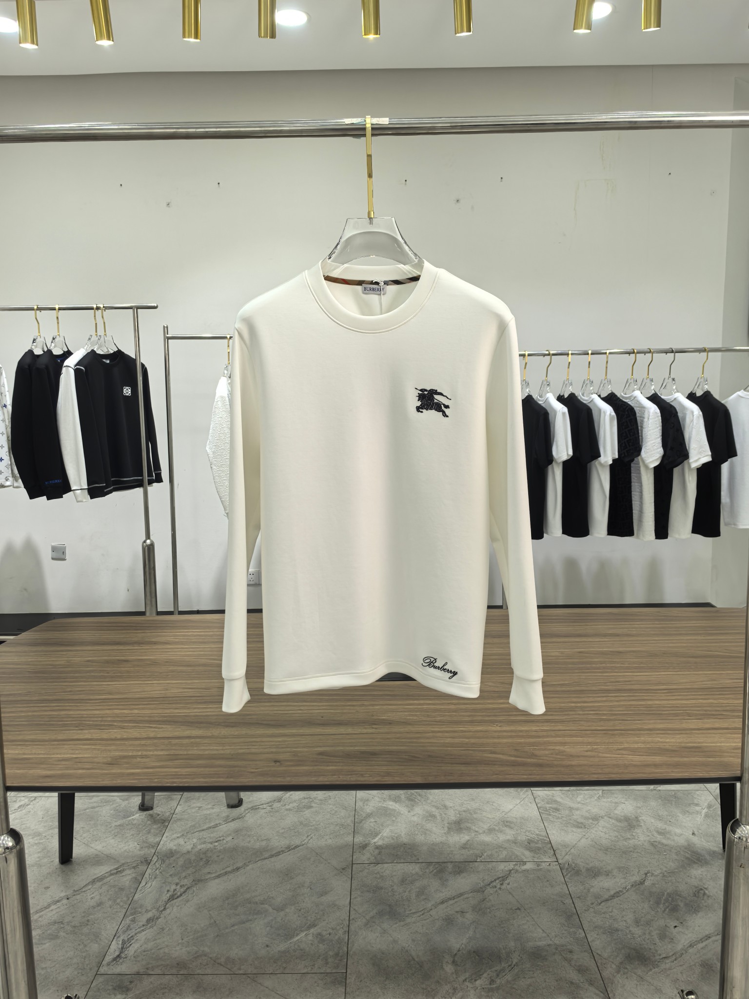 巴宝莉 2025秋冬专柜新款 时尚休闲打底衫长袖T恤，精选进口高密度双面拉架棉面料，精致原版logo打造