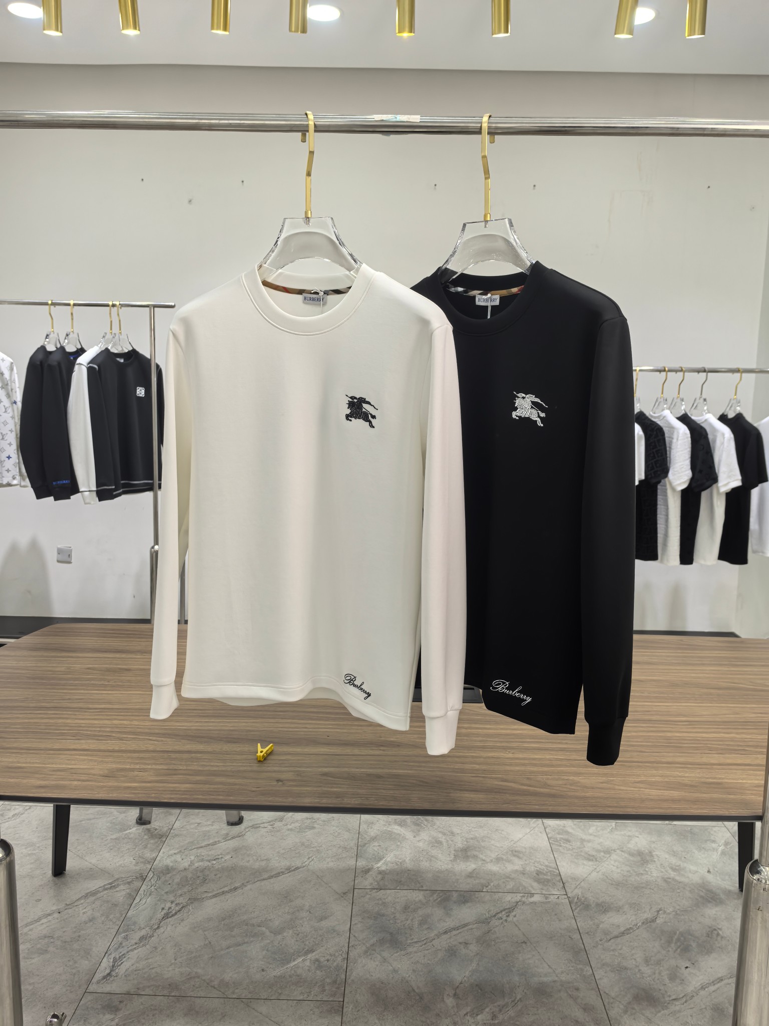 巴宝莉 2025秋冬专柜新款 时尚休闲打底衫长袖T恤，精选进口高密度双面拉架棉面料，精致原版logo打造