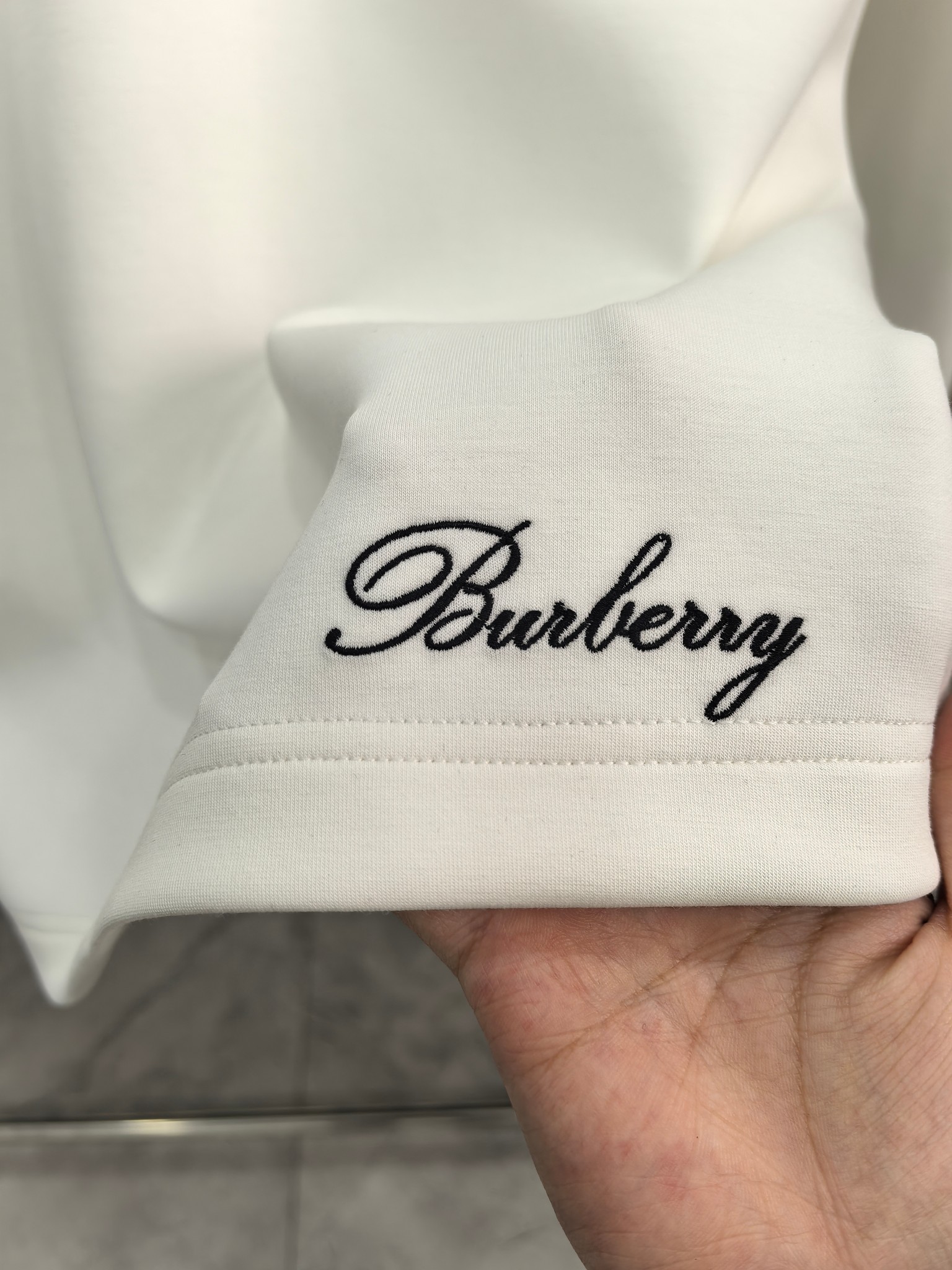 巴宝莉 2025秋冬专柜新款 时尚休闲打底衫长袖T恤，精选进口高密度双面拉架棉面料，精致原版logo打造