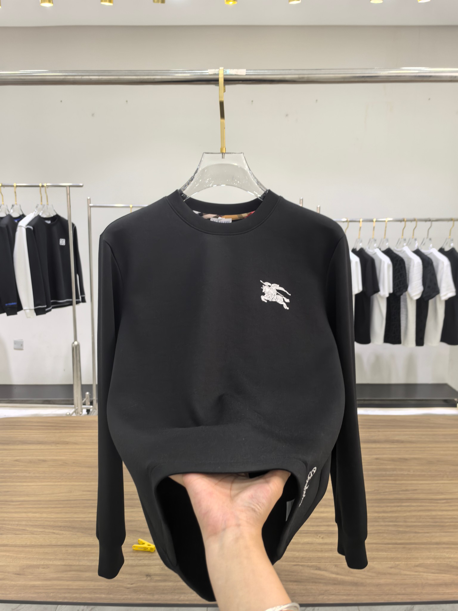 巴宝莉 2025秋冬专柜新款 时尚休闲打底衫长袖T恤，精选进口高密度双面拉架棉面料，精致原版logo打造