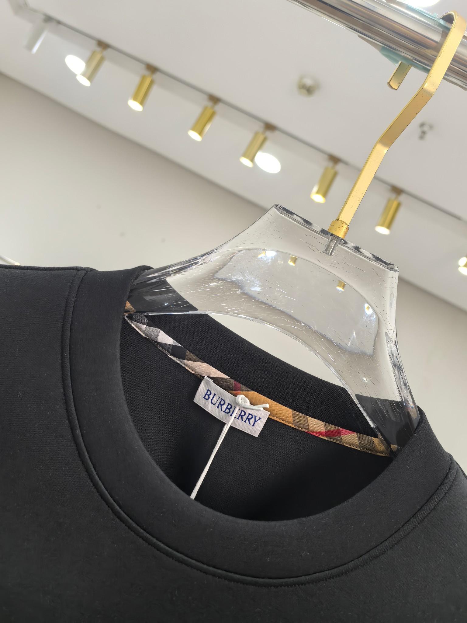 巴宝莉 2025秋冬专柜新款 时尚休闲打底衫长袖T恤，精选进口高密度双面拉架棉面料，精致原版logo打造