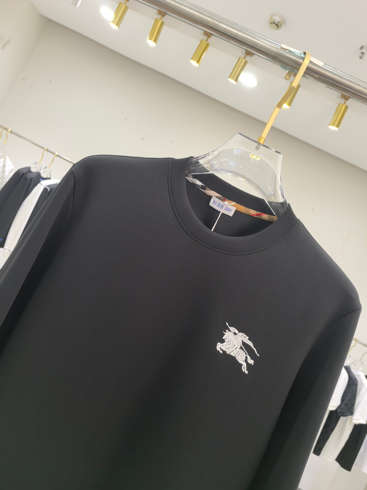 巴宝莉 2025秋冬专柜新款 时尚休闲打底衫长袖T恤，精选进口高密度双面拉架棉面料，精致原版logo打造