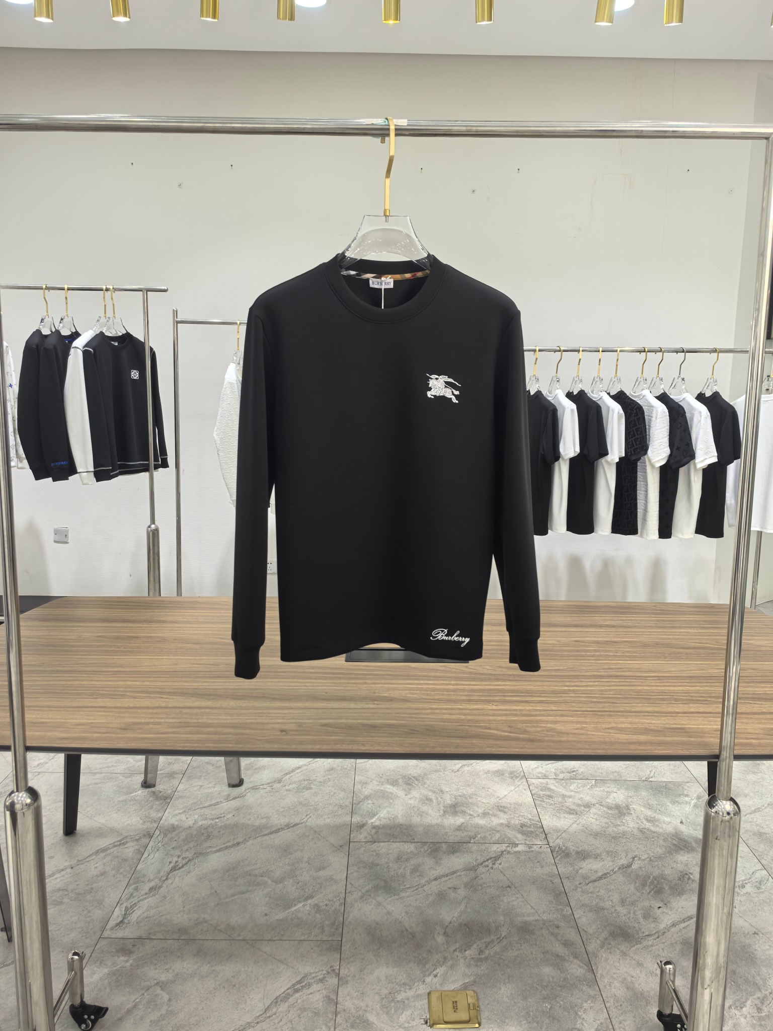 巴宝莉 2025秋冬专柜新款 时尚休闲打底衫长袖T恤，精选进口高密度双面拉架棉面料，精致原版logo打造