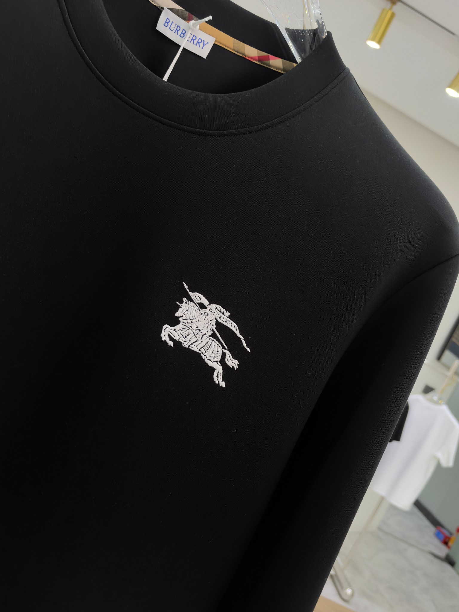 巴宝莉 2025秋冬专柜新款 时尚休闲打底衫长袖T恤，精选进口高密度双面拉架棉面料，精致原版logo打造