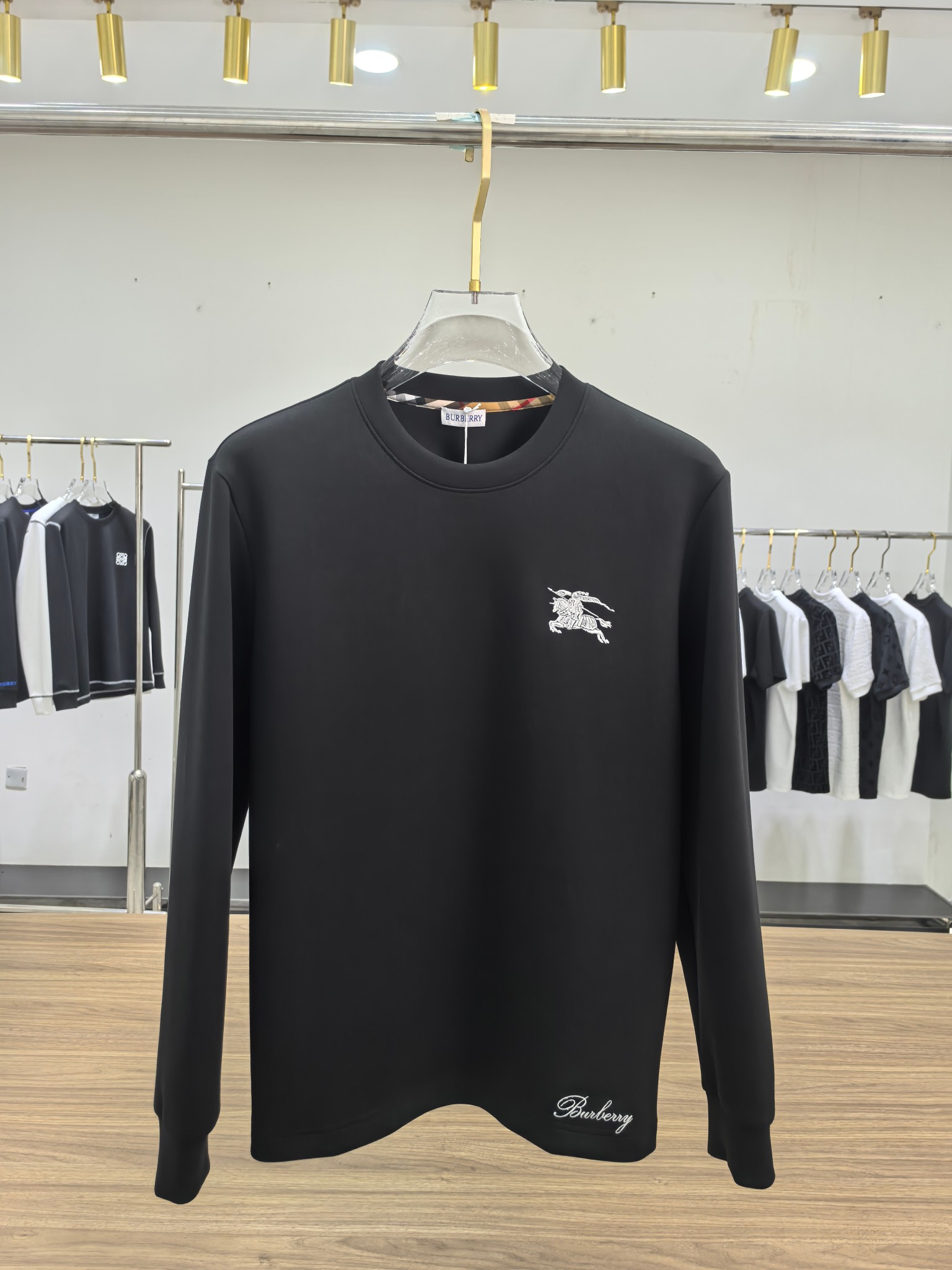 巴宝莉 2025秋冬专柜新款 时尚休闲打底衫长袖T恤，精选进口高密度双面拉架棉面料，精致原版logo打造