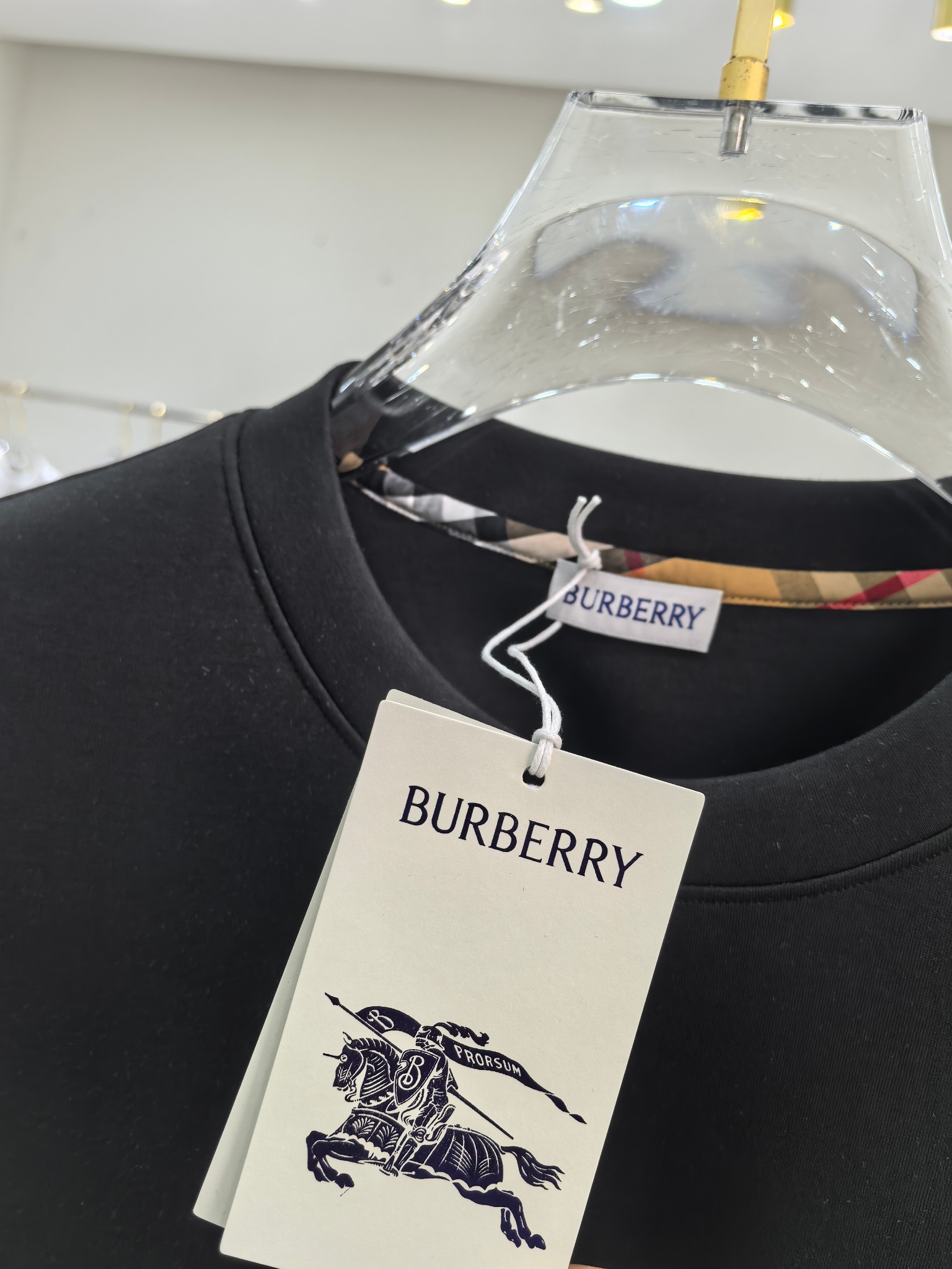 巴宝莉 2025秋冬专柜新款 时尚休闲打底衫长袖T恤，精选进口高密度双面拉架棉面料，精致原版logo打造