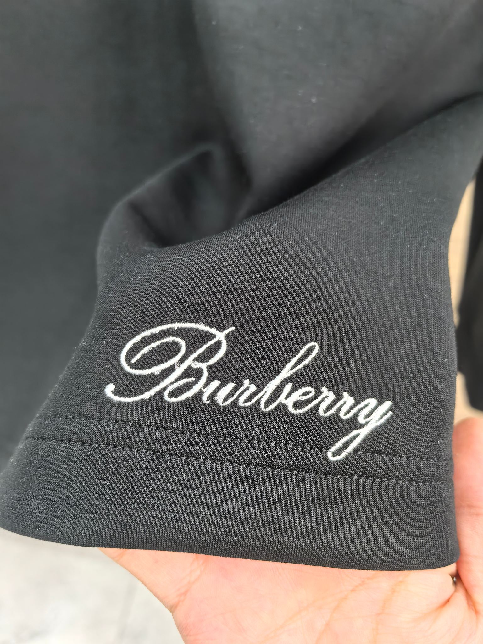 巴宝莉 2025秋冬专柜新款 时尚休闲打底衫长袖T恤，精选进口高密度双面拉架棉面料，精致原版logo打造