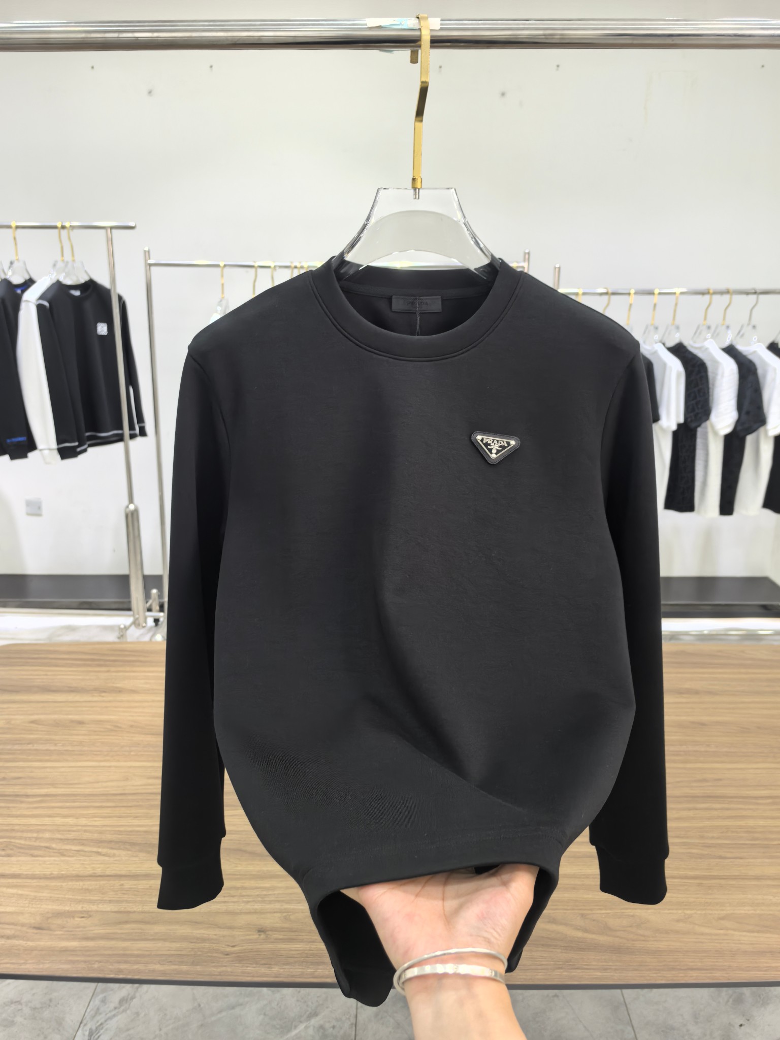 普拉达 2025秋冬专柜新款 时尚休闲打底衫长袖T恤，精选进口高密度双面拉架棉面料，精致原版logo打造