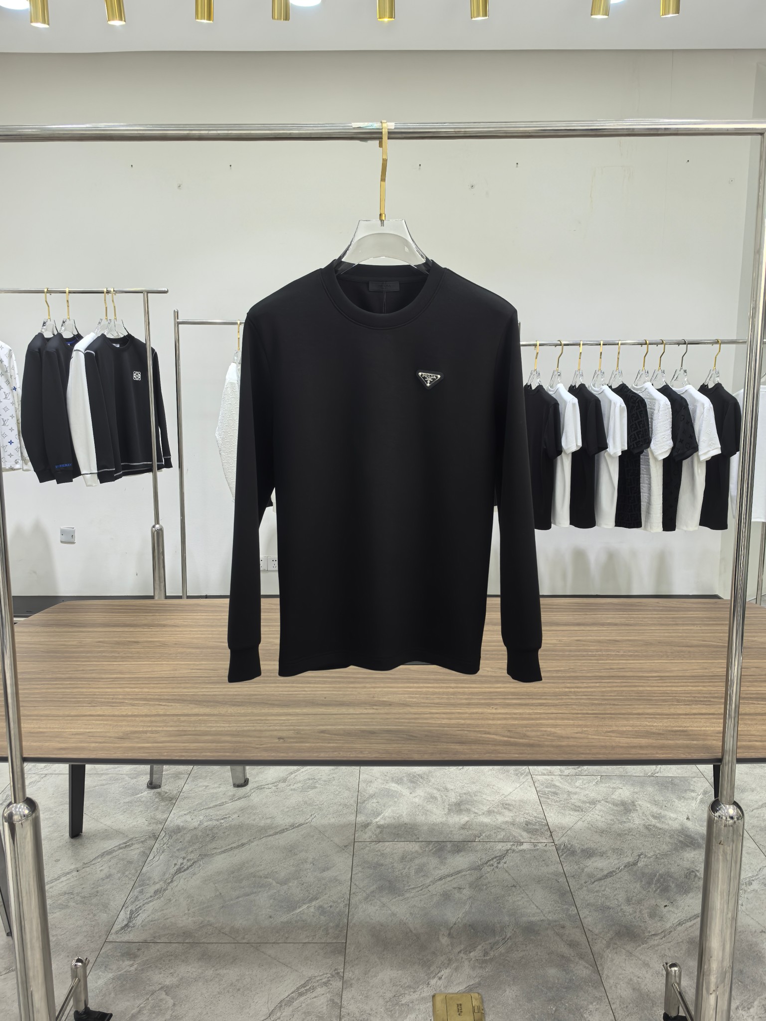 普拉达 2025秋冬专柜新款 时尚休闲打底衫长袖T恤，精选进口高密度双面拉架棉面料，精致原版logo打造