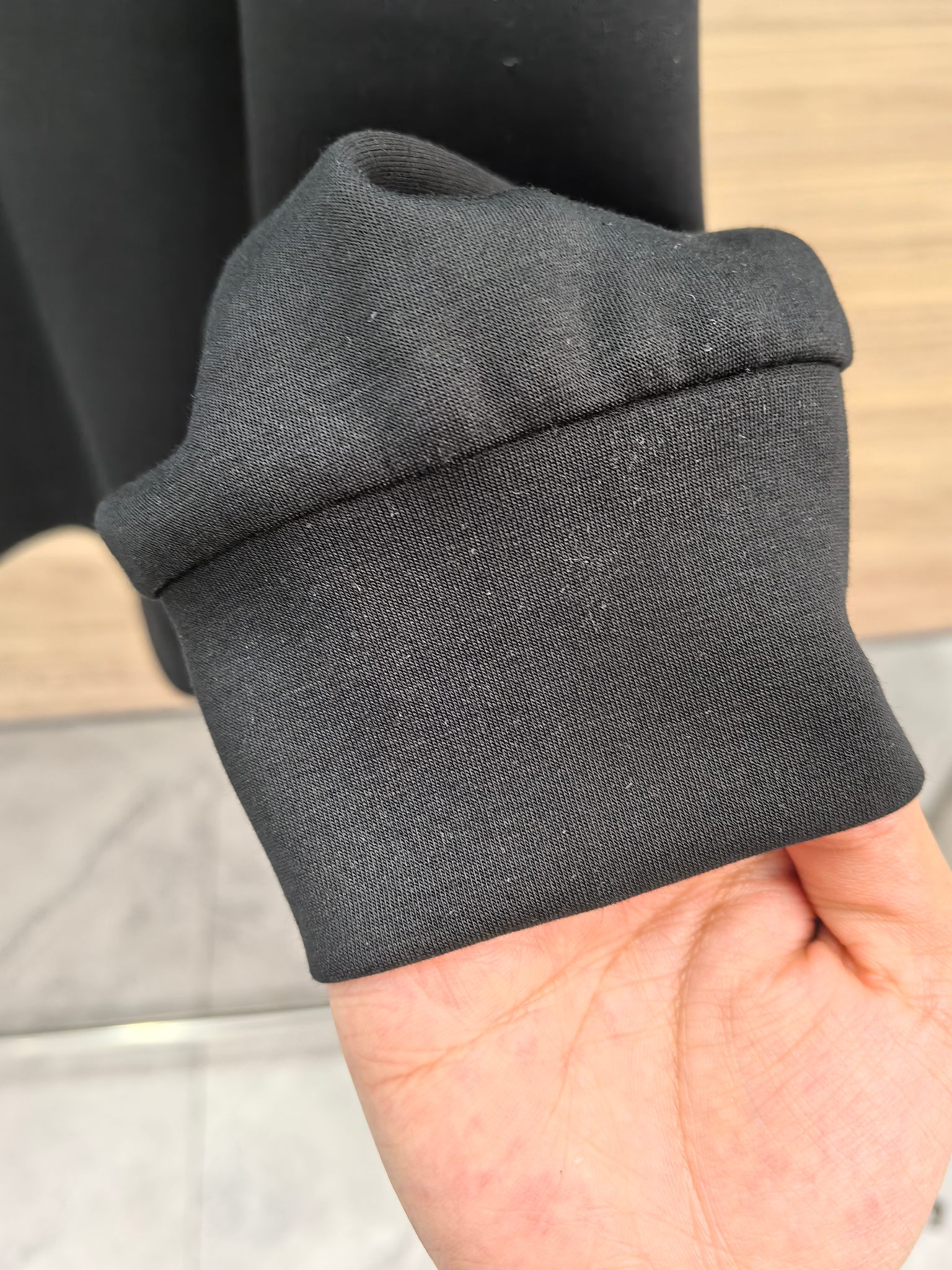 普拉达 2025秋冬专柜新款 时尚休闲打底衫长袖T恤，精选进口高密度双面拉架棉面料，精致原版logo打造