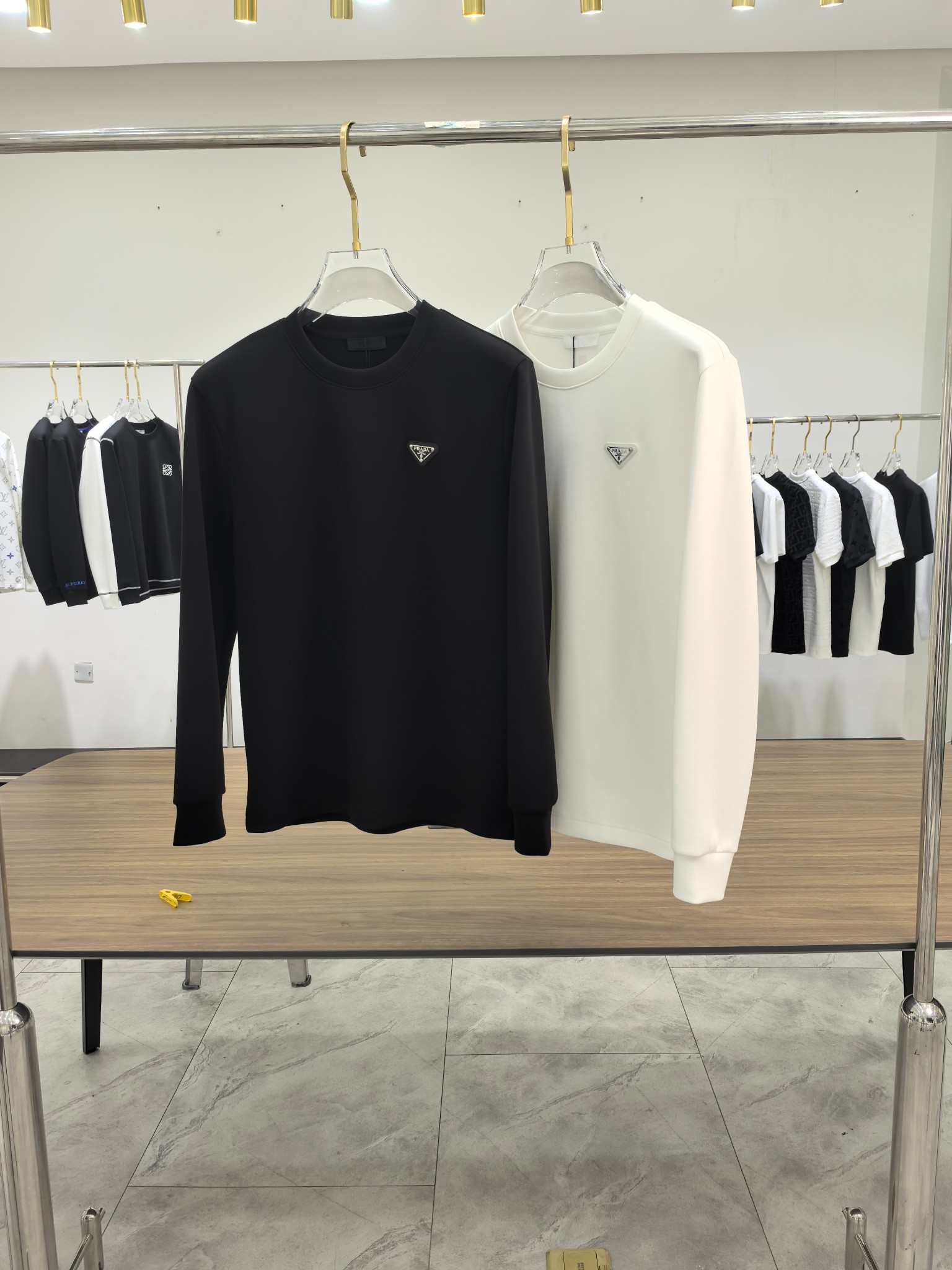 普拉达 2025秋冬专柜新款 时尚休闲打底衫长袖T恤，精选进口高密度双面拉架棉面料，精致原版logo打造