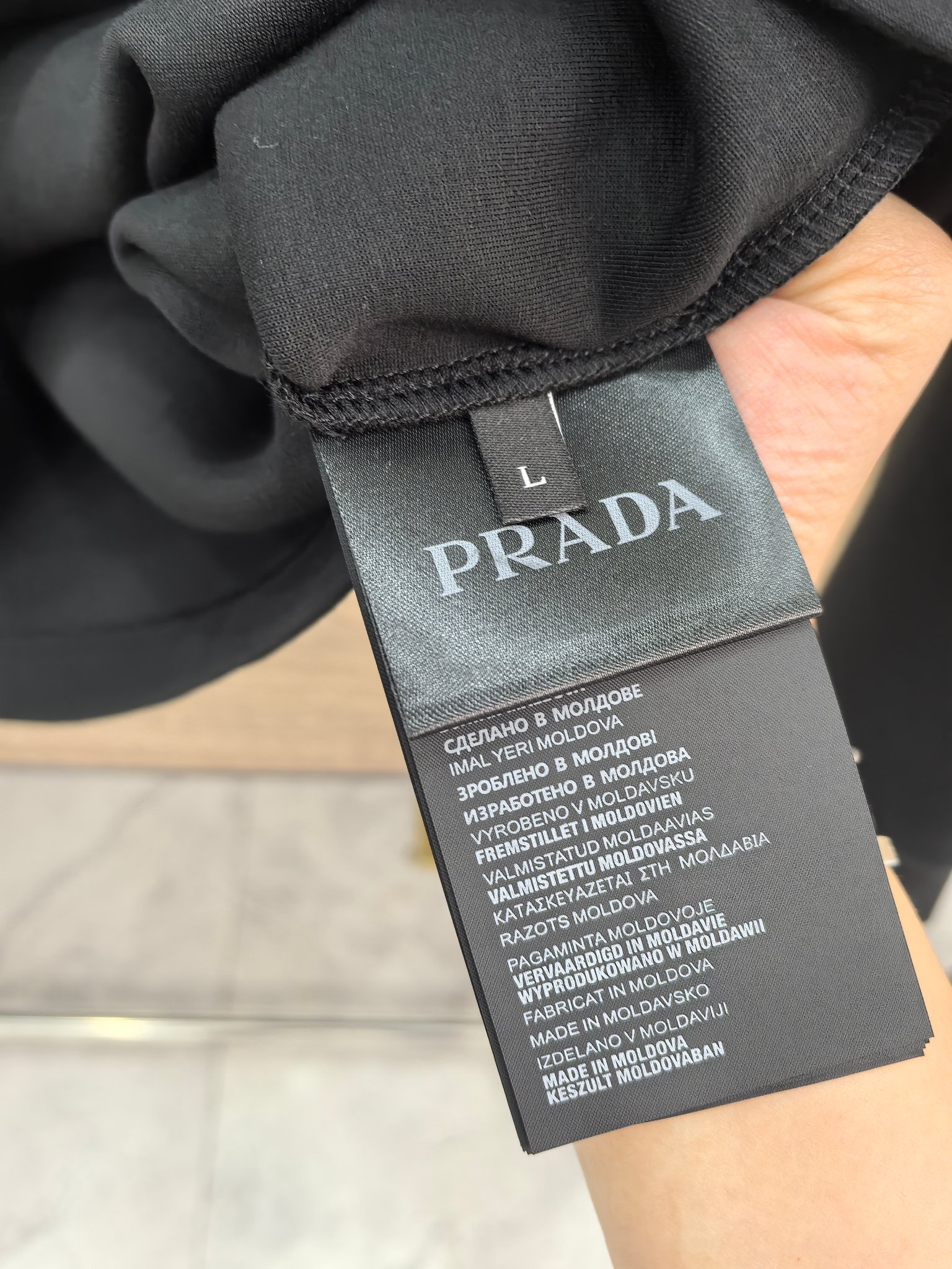 普拉达 2025秋冬专柜新款 时尚休闲打底衫长袖T恤，精选进口高密度双面拉架棉面料，精致原版logo打造