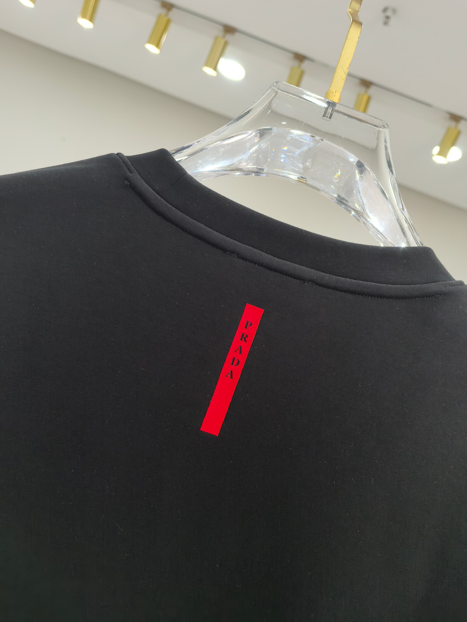 普拉达 2025秋冬专柜新款 时尚休闲打底衫长袖T恤，精选进口高密度双面拉架棉面料，精致原版logo打造