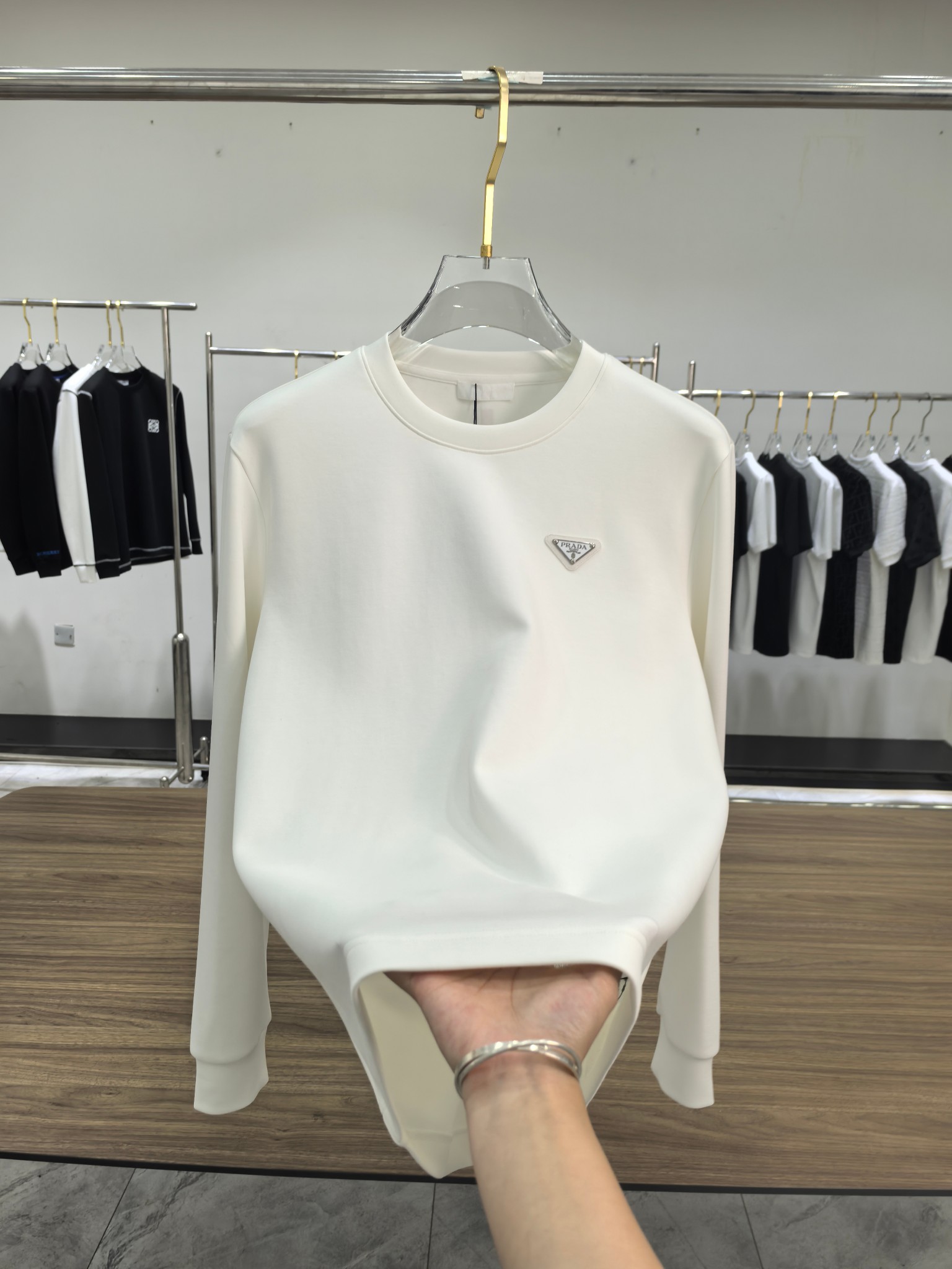 普拉达 2025秋冬专柜新款 时尚休闲打底衫长袖T恤，精选进口高密度双面拉架棉面料，精致原版logo打造