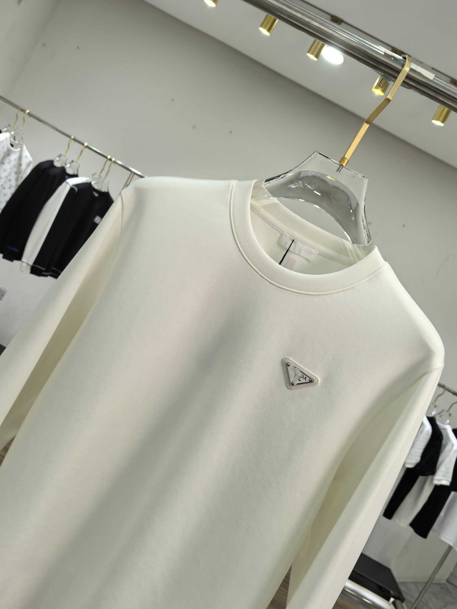普拉达 2025秋冬专柜新款 时尚休闲打底衫长袖T恤，精选进口高密度双面拉架棉面料，精致原版logo打造