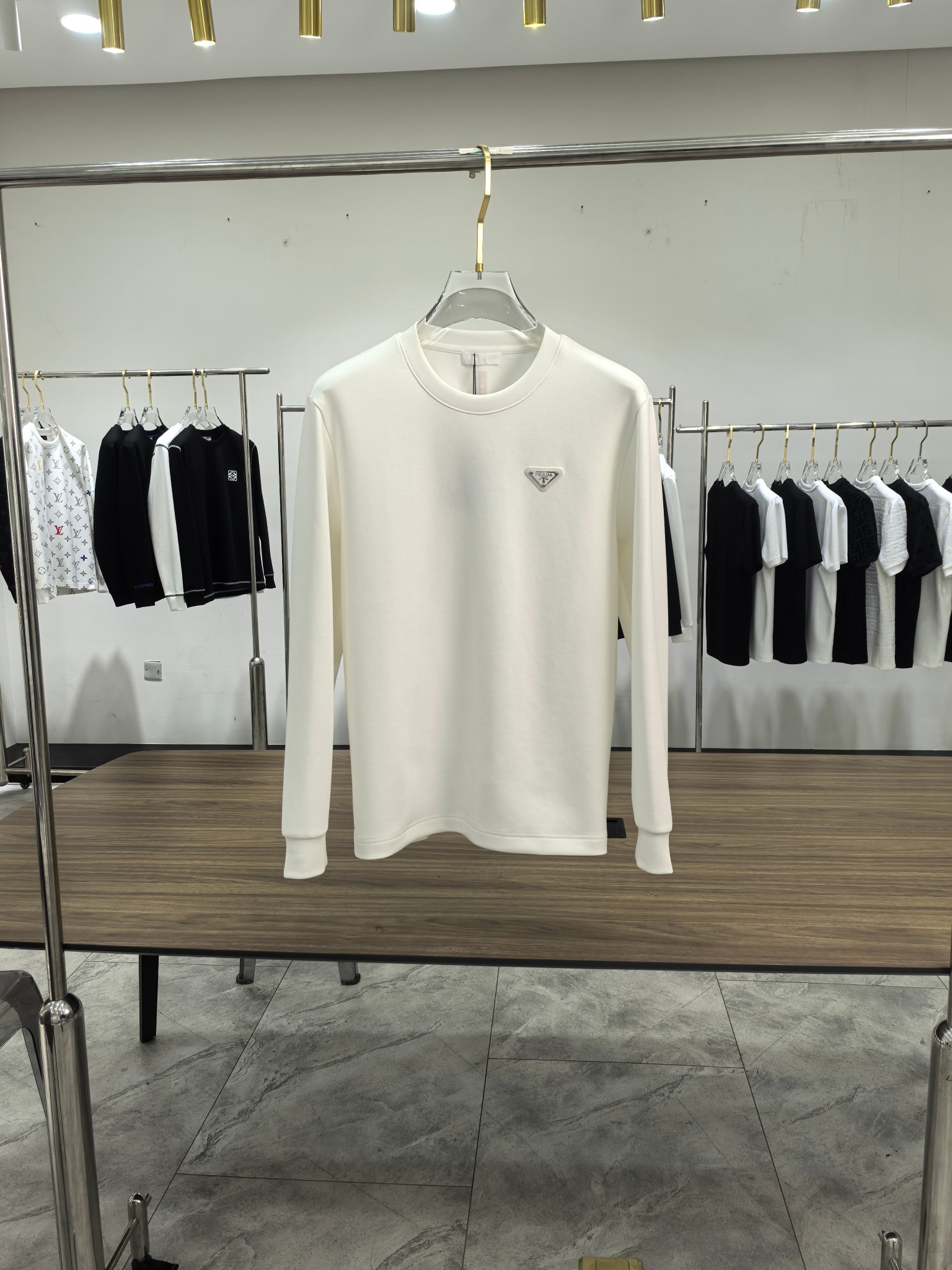 普拉达 2025秋冬专柜新款 时尚休闲打底衫长袖T恤，精选进口高密度双面拉架棉面料，精致原版logo打造