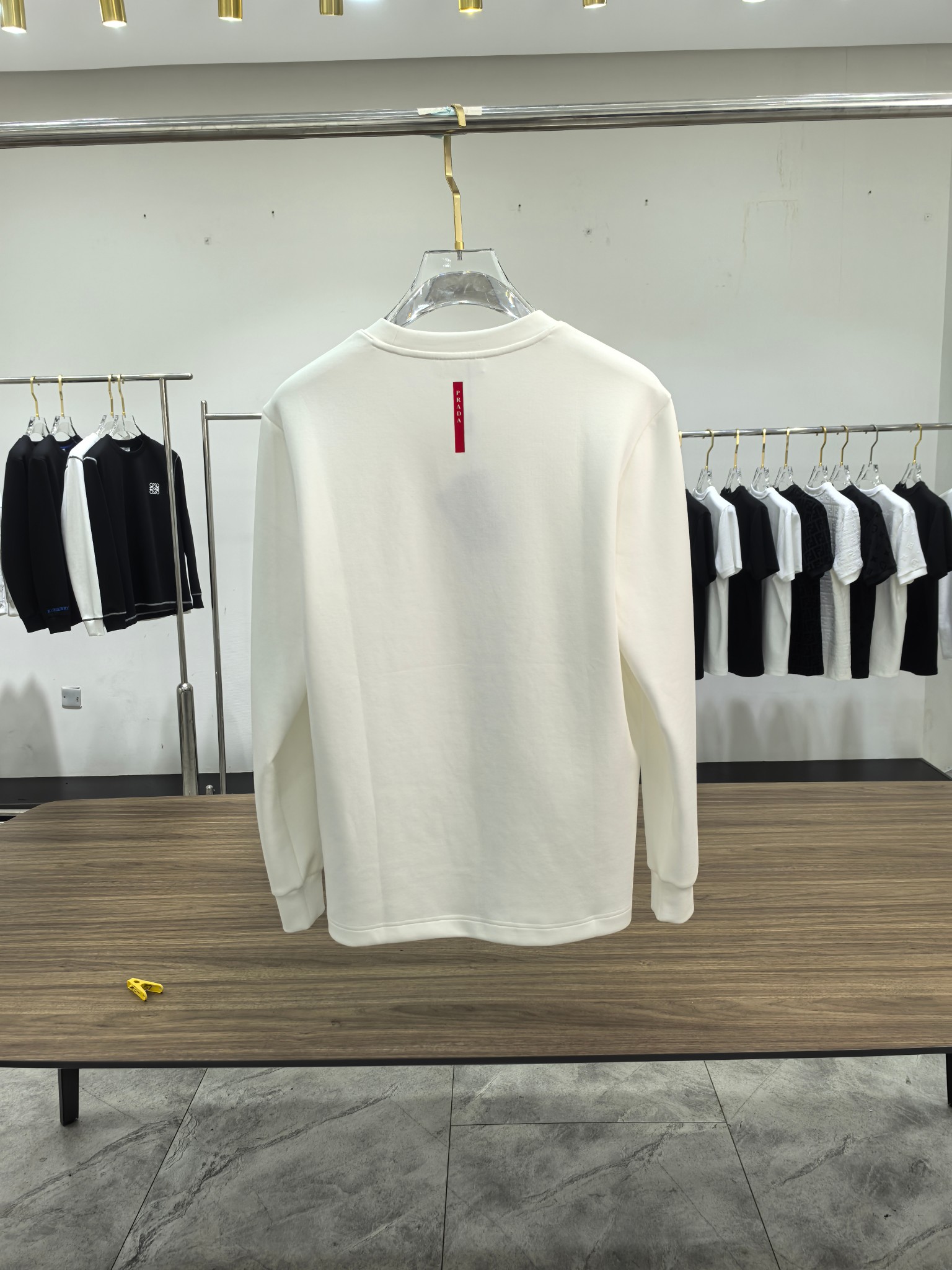 普拉达 2025秋冬专柜新款 时尚休闲打底衫长袖T恤，精选进口高密度双面拉架棉面料，精致原版logo打造