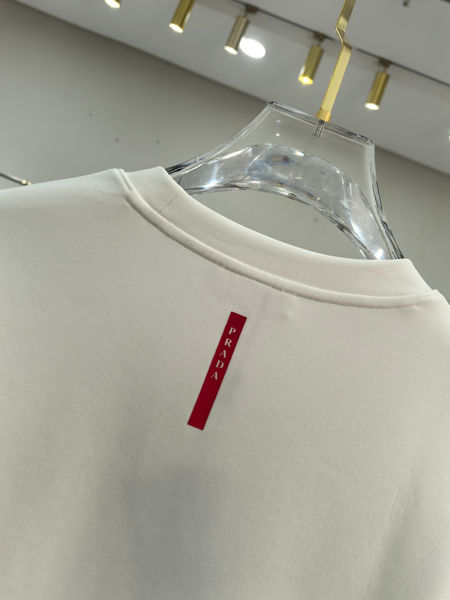 普拉达 2025秋冬专柜新款 时尚休闲打底衫长袖T恤，精选进口高密度双面拉架棉面料，精致原版logo打造