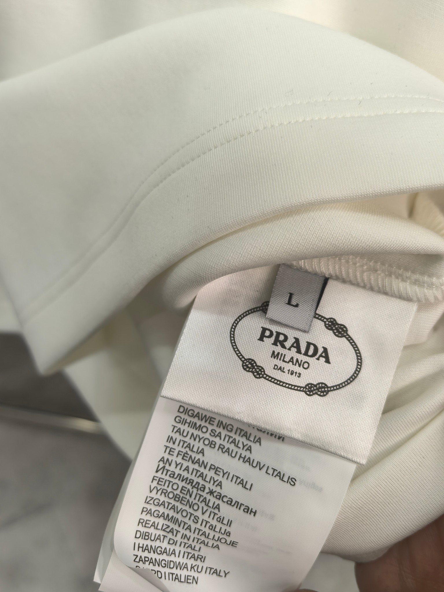 普拉达 2025秋冬专柜新款 时尚休闲打底衫长袖T恤，精选进口高密度双面拉架棉面料，精致原版logo打造