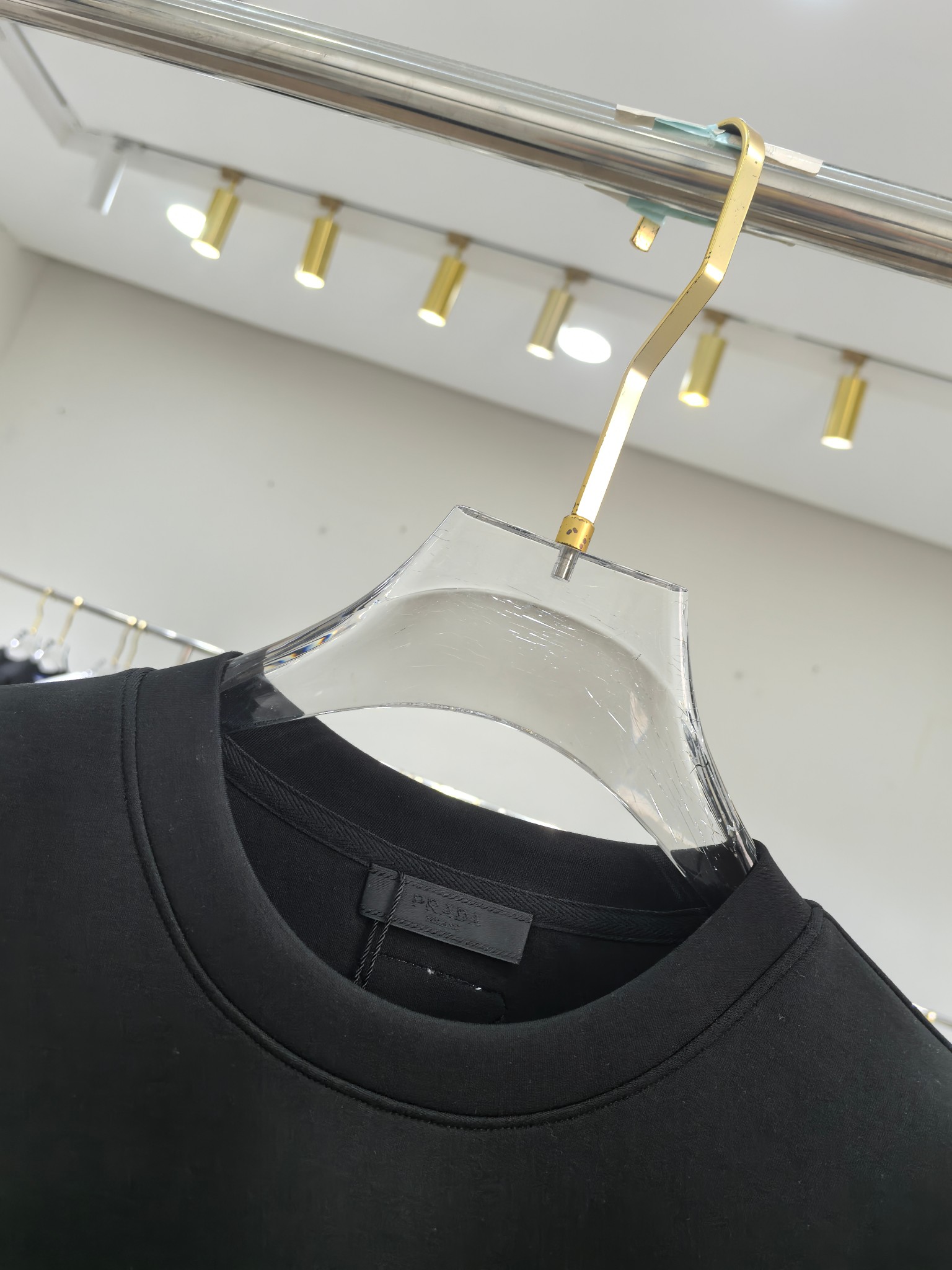 普拉达 2025秋冬专柜新款 时尚休闲打底衫长袖T恤，精选进口高密度双面拉架棉面料，精致原版logo打造