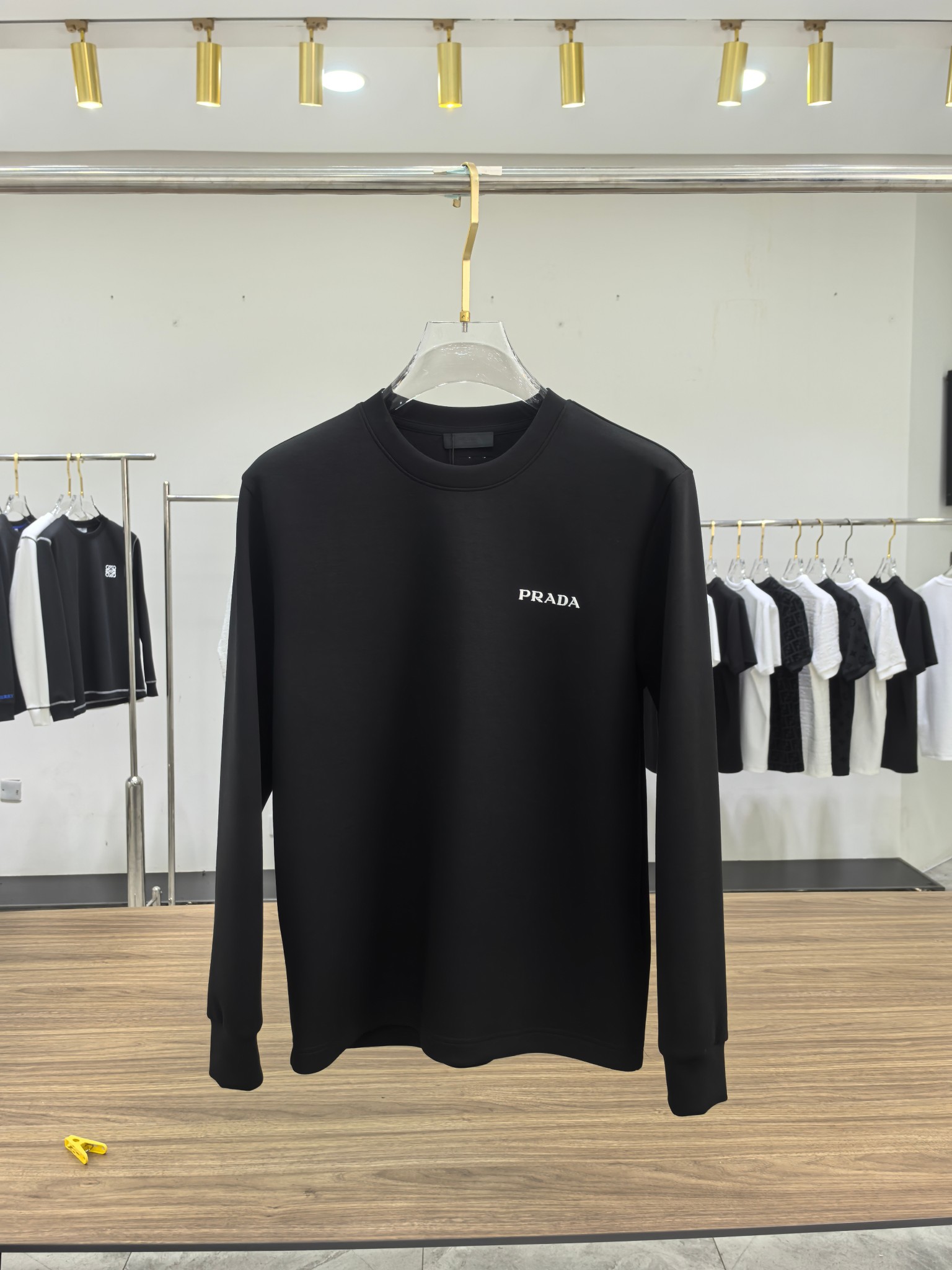 普拉达 2025秋冬专柜新款 时尚休闲打底衫长袖T恤，精选进口高密度双面拉架棉面料，精致原版logo打造