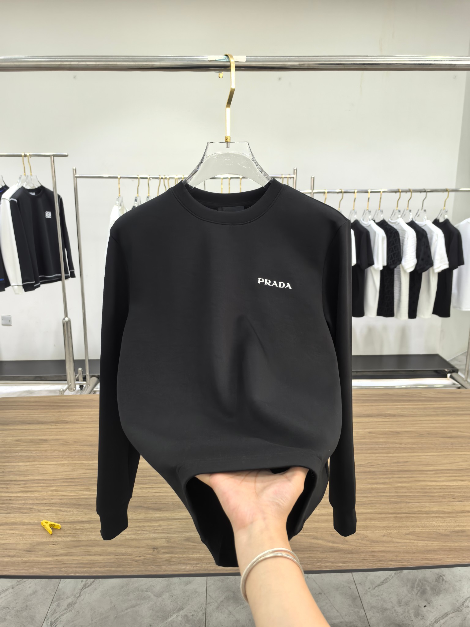 普拉达 2025秋冬专柜新款 时尚休闲打底衫长袖T恤，精选进口高密度双面拉架棉面料，精致原版logo打造