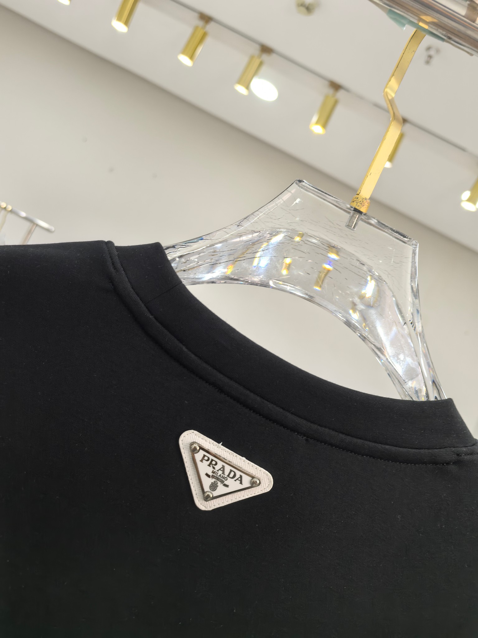 普拉达 2025秋冬专柜新款 时尚休闲打底衫长袖T恤，精选进口高密度双面拉架棉面料，精致原版logo打造