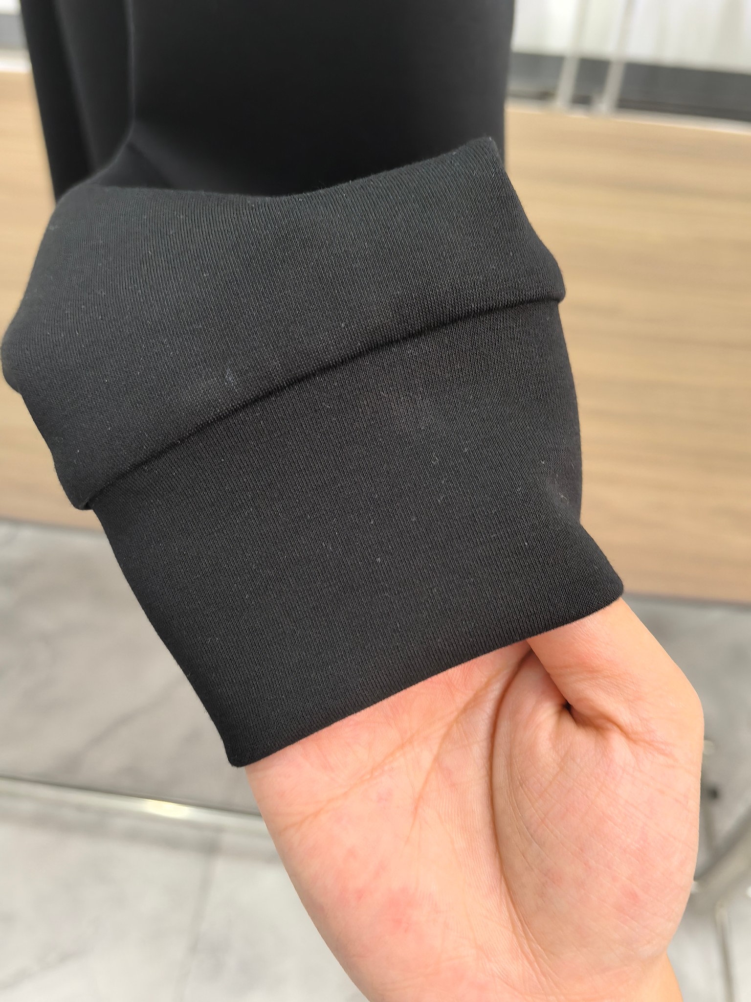 普拉达 2025秋冬专柜新款 时尚休闲打底衫长袖T恤，精选进口高密度双面拉架棉面料，精致原版logo打造