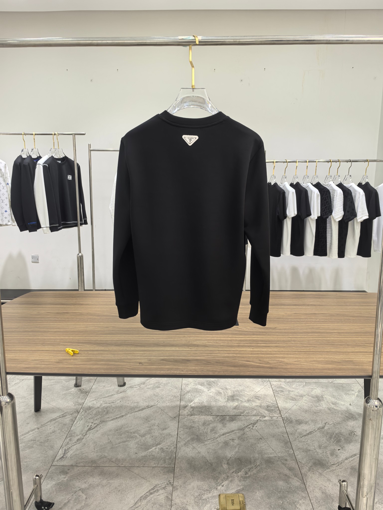 普拉达 2025秋冬专柜新款 时尚休闲打底衫长袖T恤，精选进口高密度双面拉架棉面料，精致原版logo打造