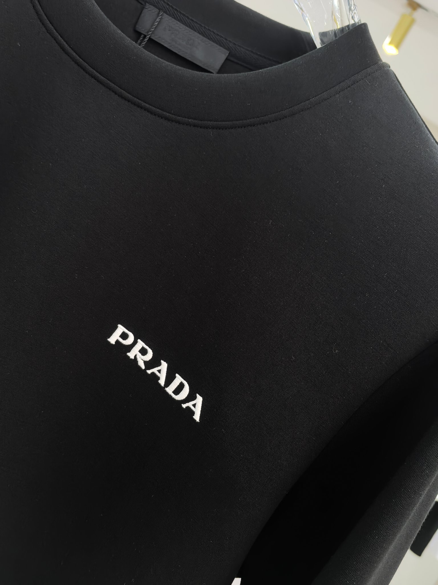 普拉达 2025秋冬专柜新款 时尚休闲打底衫长袖T恤，精选进口高密度双面拉架棉面料，精致原版logo打造