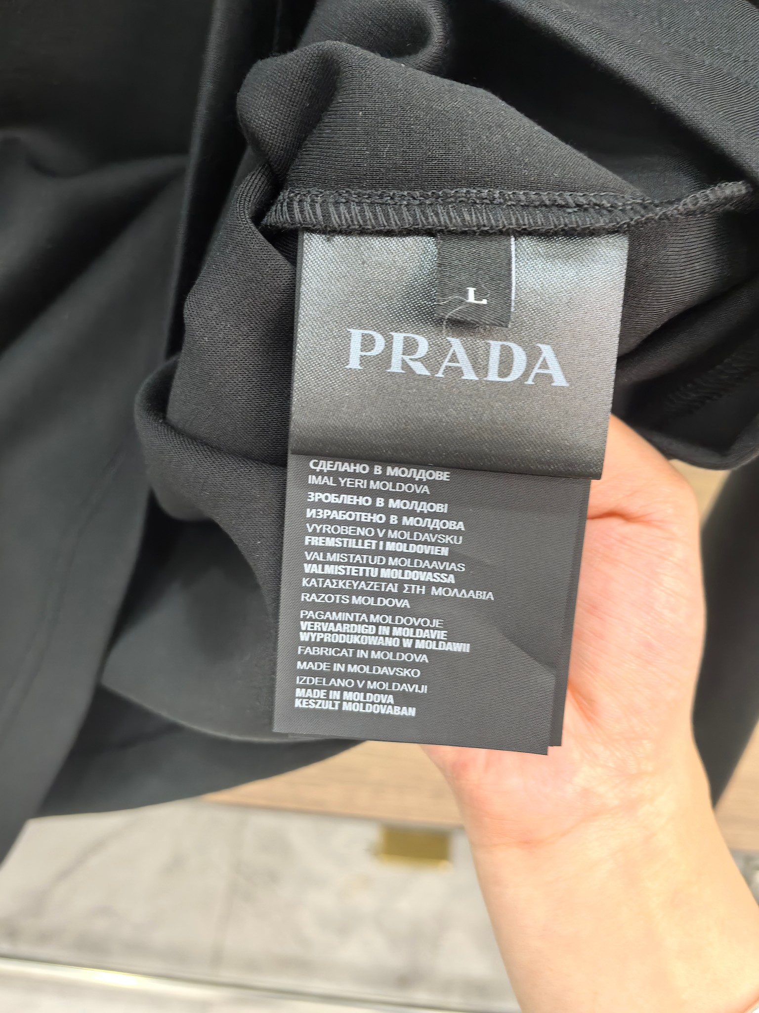 普拉达 2025秋冬专柜新款 时尚休闲打底衫长袖T恤，精选进口高密度双面拉架棉面料，精致原版logo打造