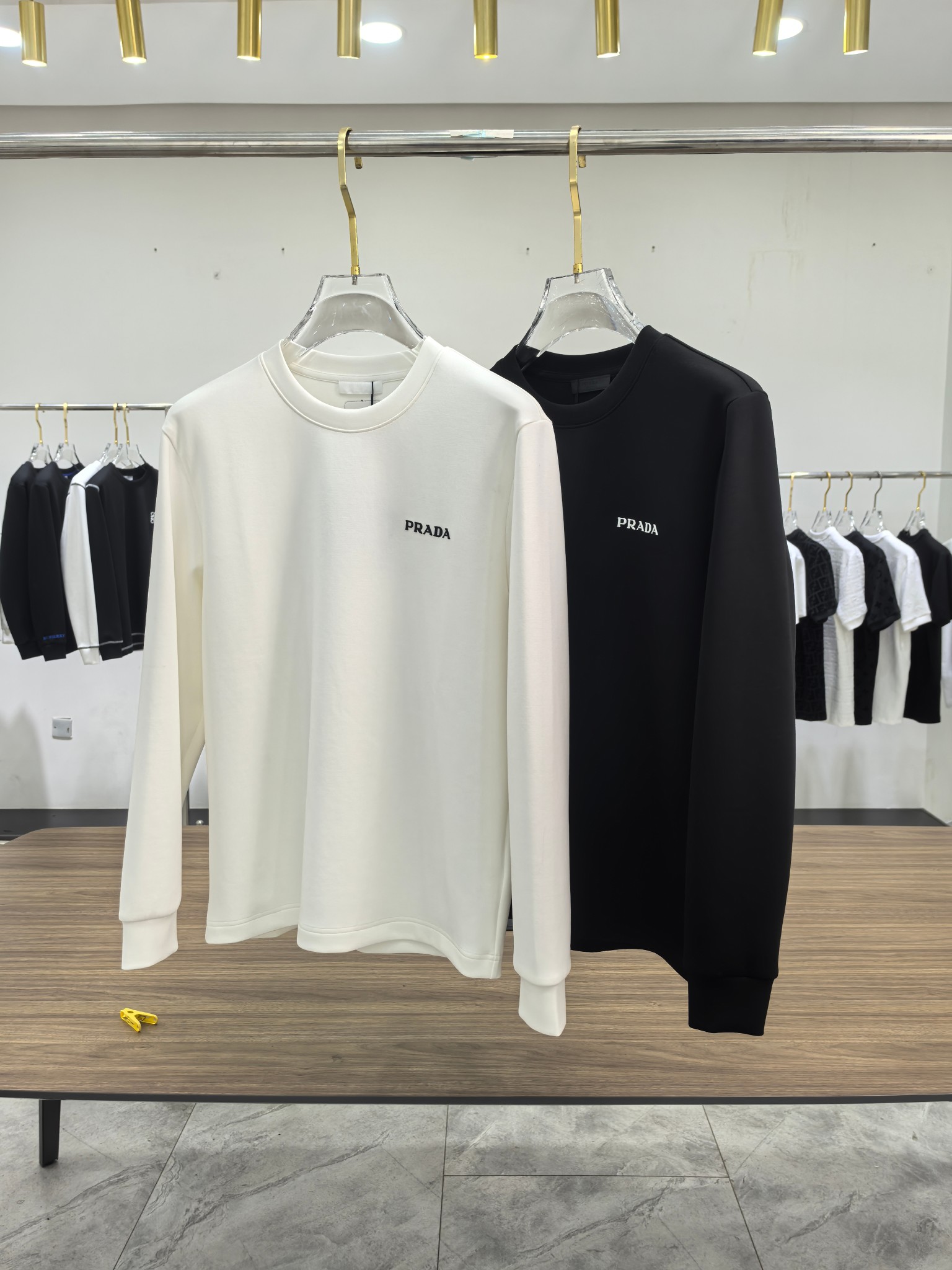 普拉达 2025秋冬专柜新款 时尚休闲打底衫长袖T恤，精选进口高密度双面拉架棉面料，精致原版logo打造