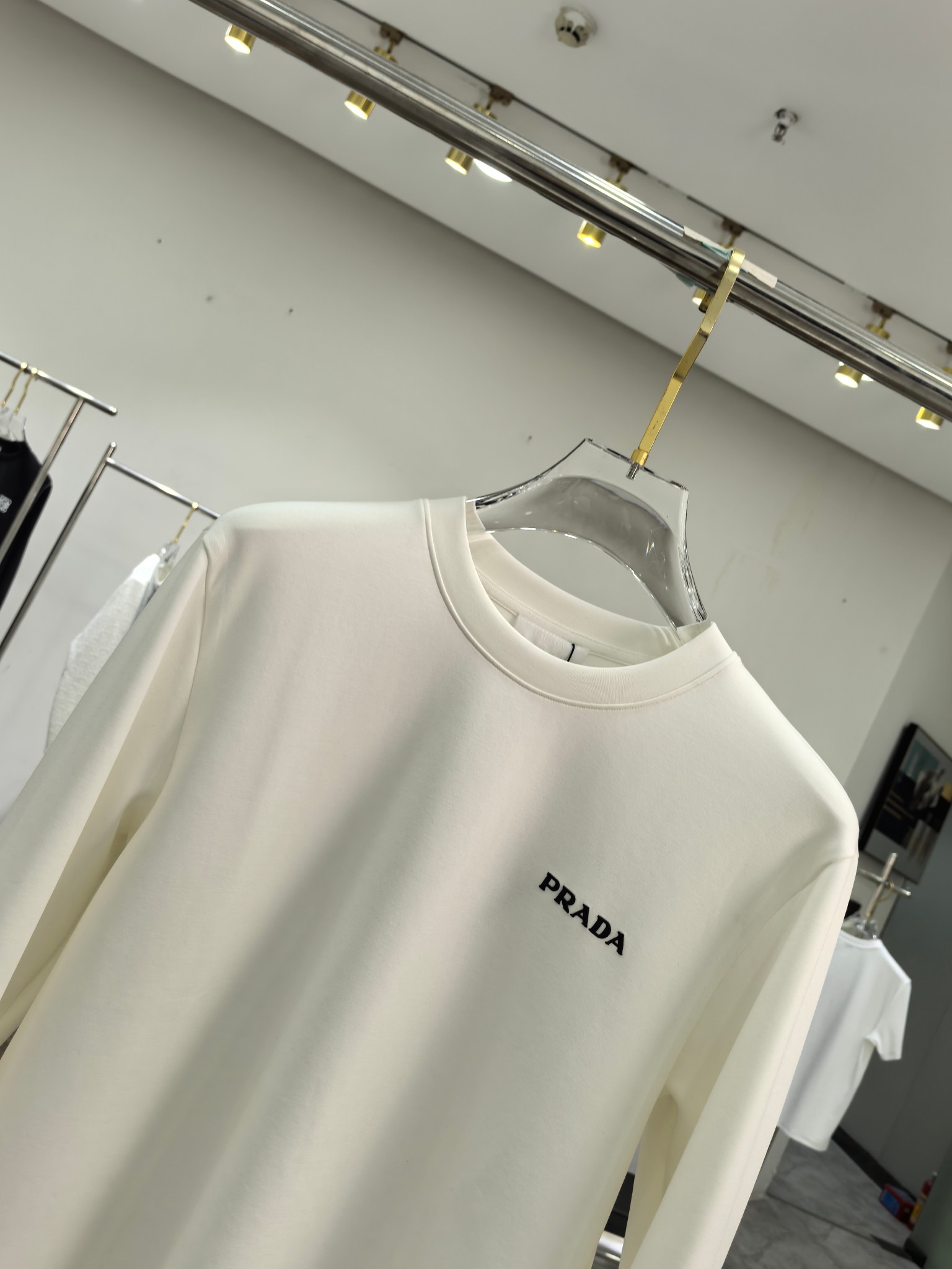 普拉达 2025秋冬专柜新款 时尚休闲打底衫长袖T恤，精选进口高密度双面拉架棉面料，精致原版logo打造