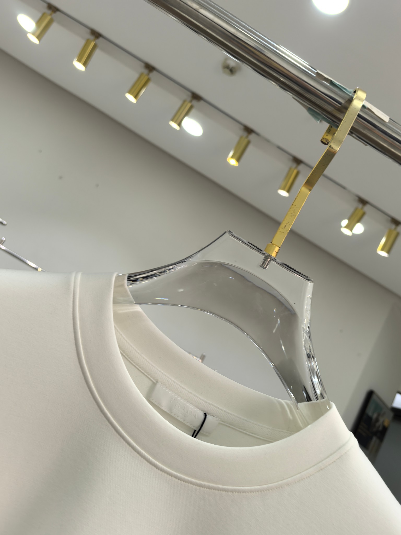 普拉达 2025秋冬专柜新款 时尚休闲打底衫长袖T恤，精选进口高密度双面拉架棉面料，精致原版logo打造