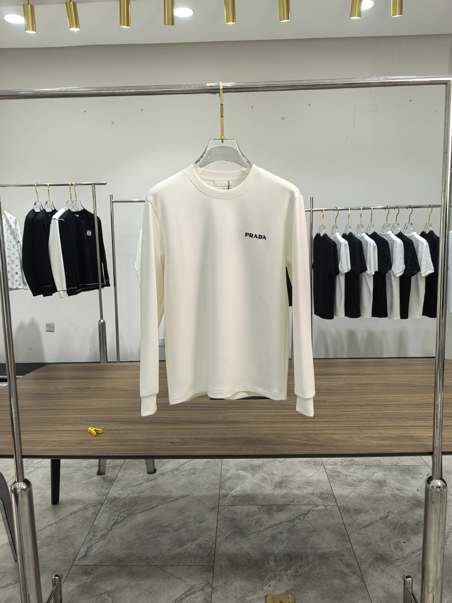 普拉达 2025秋冬专柜新款 时尚休闲打底衫长袖T恤，精选进口高密度双面拉架棉面料，精致原版logo打造