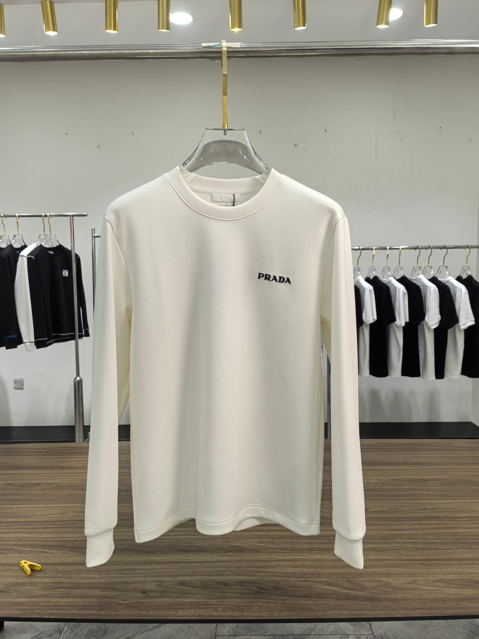 普拉达 2025秋冬专柜新款 时尚休闲打底衫长袖T恤，精选进口高密度双面拉架棉面料，精致原版logo打造