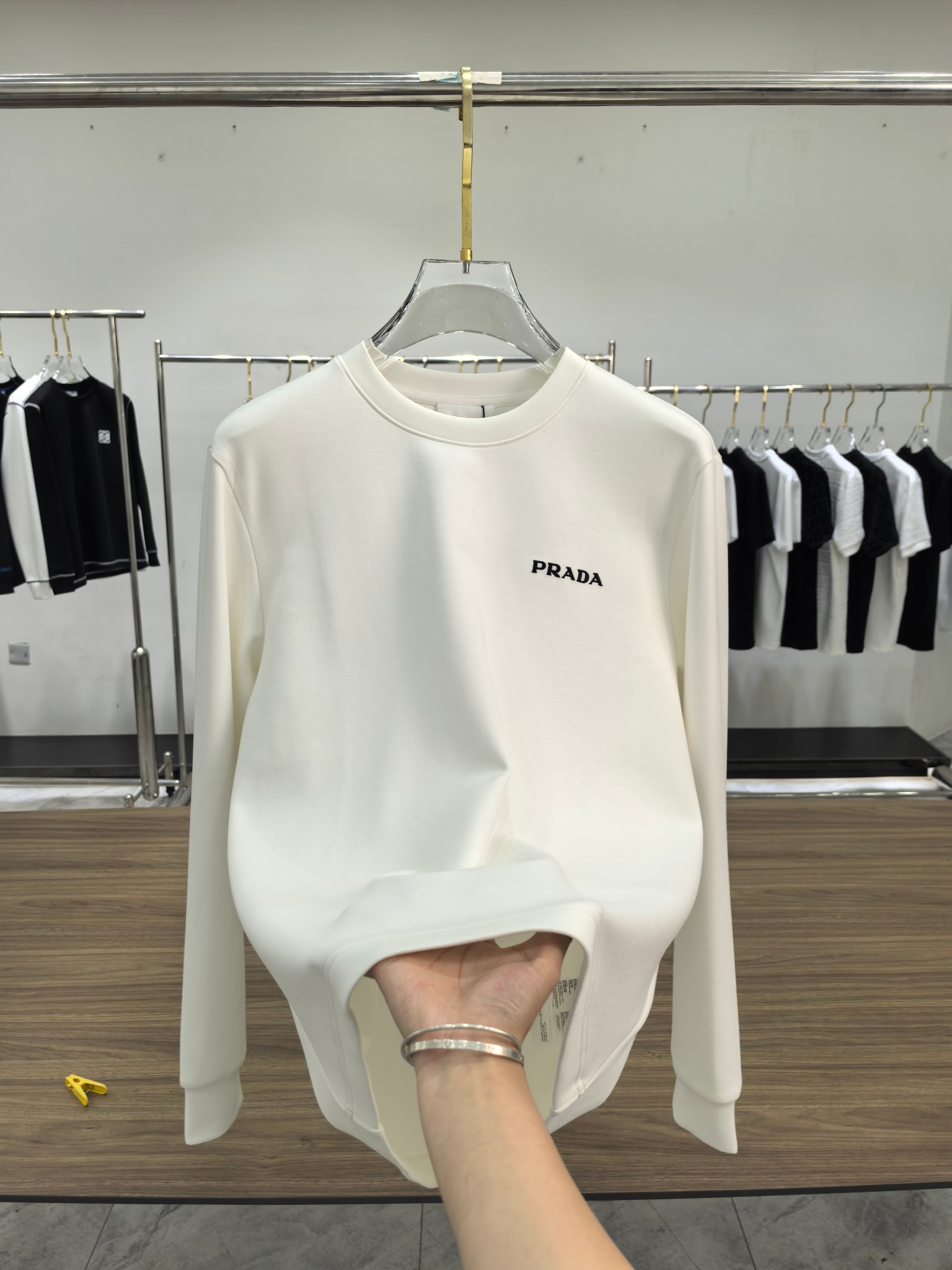 普拉达 2025秋冬专柜新款 时尚休闲打底衫长袖T恤，精选进口高密度双面拉架棉面料，精致原版logo打造