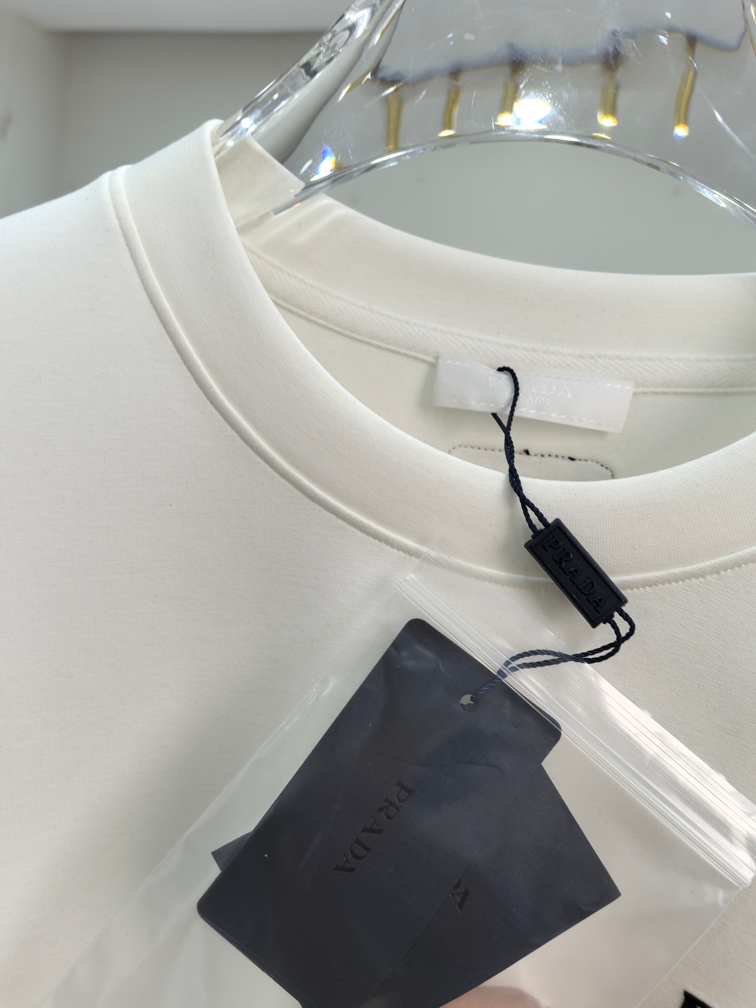 普拉达 2025秋冬专柜新款 时尚休闲打底衫长袖T恤，精选进口高密度双面拉架棉面料，精致原版logo打造