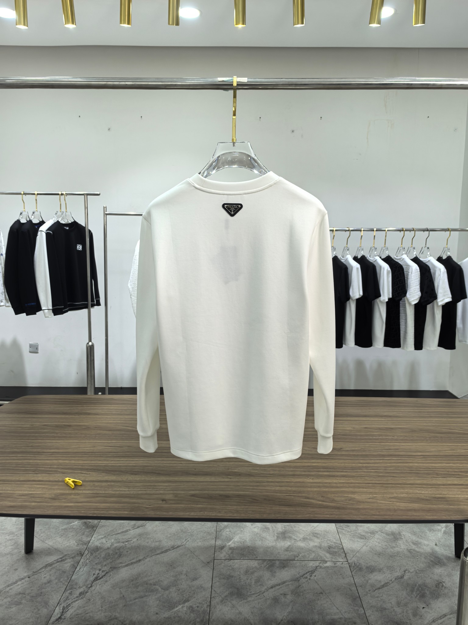 普拉达 2025秋冬专柜新款 时尚休闲打底衫长袖T恤，精选进口高密度双面拉架棉面料，精致原版logo打造