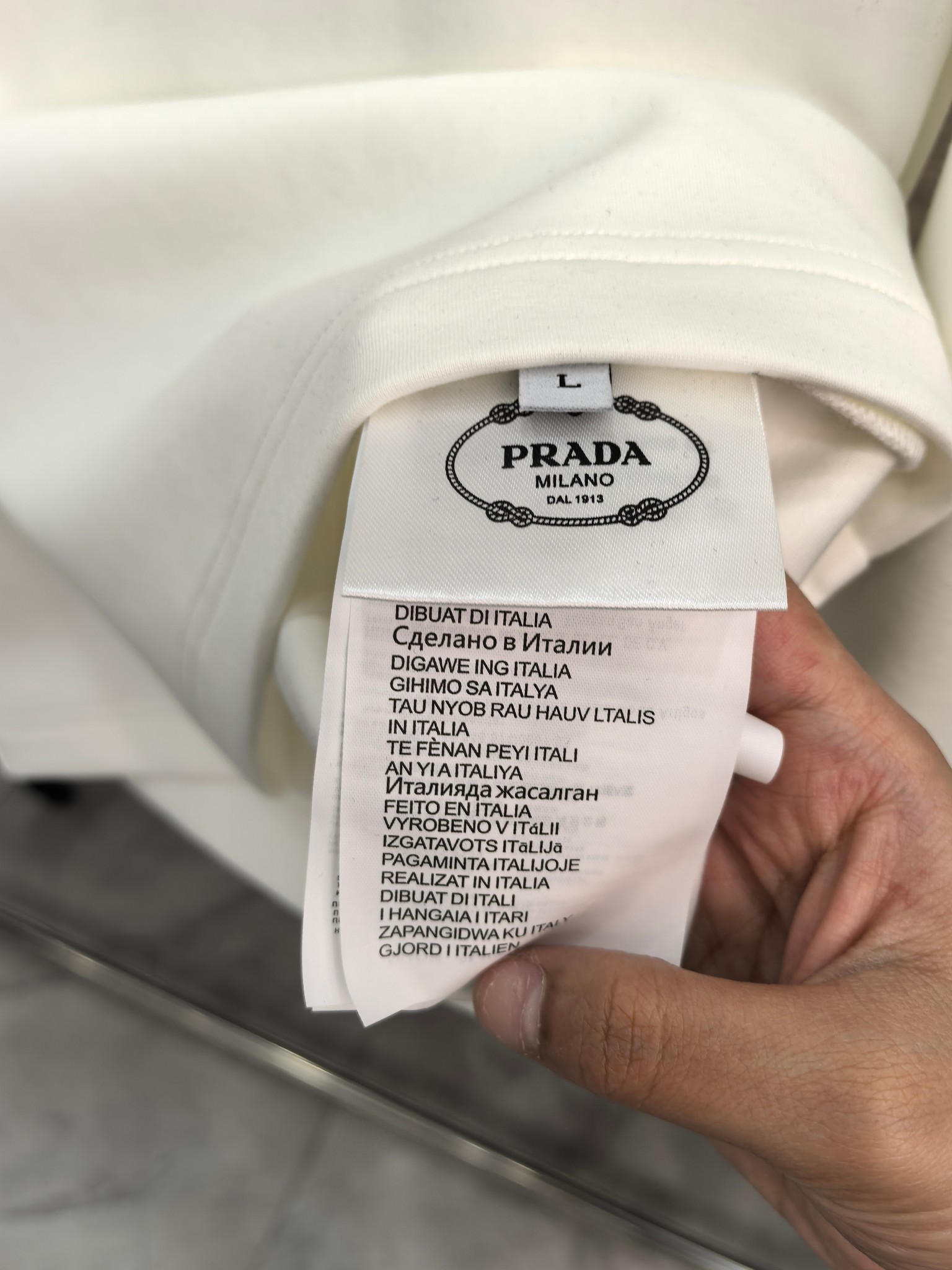 普拉达 2025秋冬专柜新款 时尚休闲打底衫长袖T恤，精选进口高密度双面拉架棉面料，精致原版logo打造