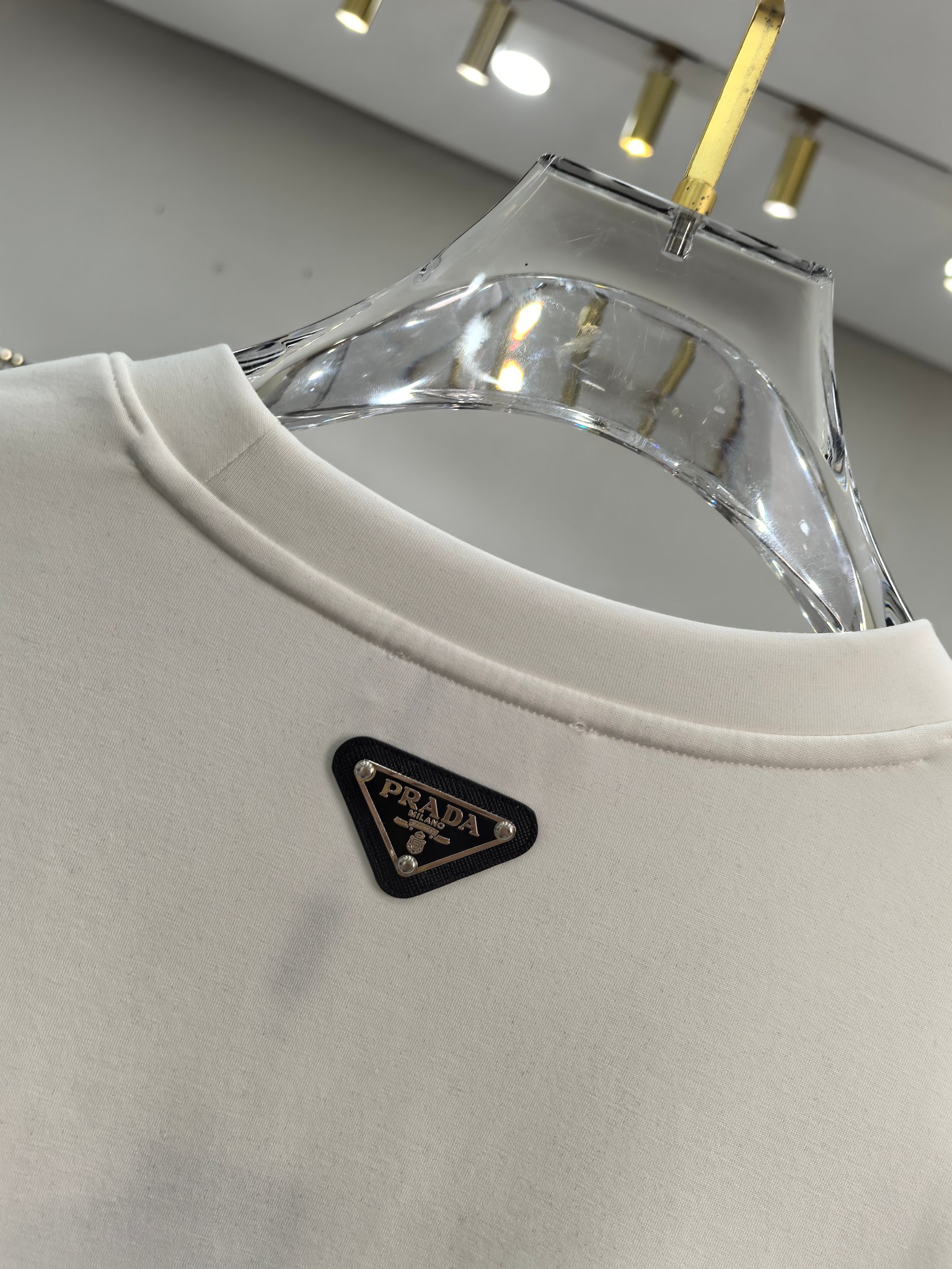 普拉达 2025秋冬专柜新款 时尚休闲打底衫长袖T恤，精选进口高密度双面拉架棉面料，精致原版logo打造